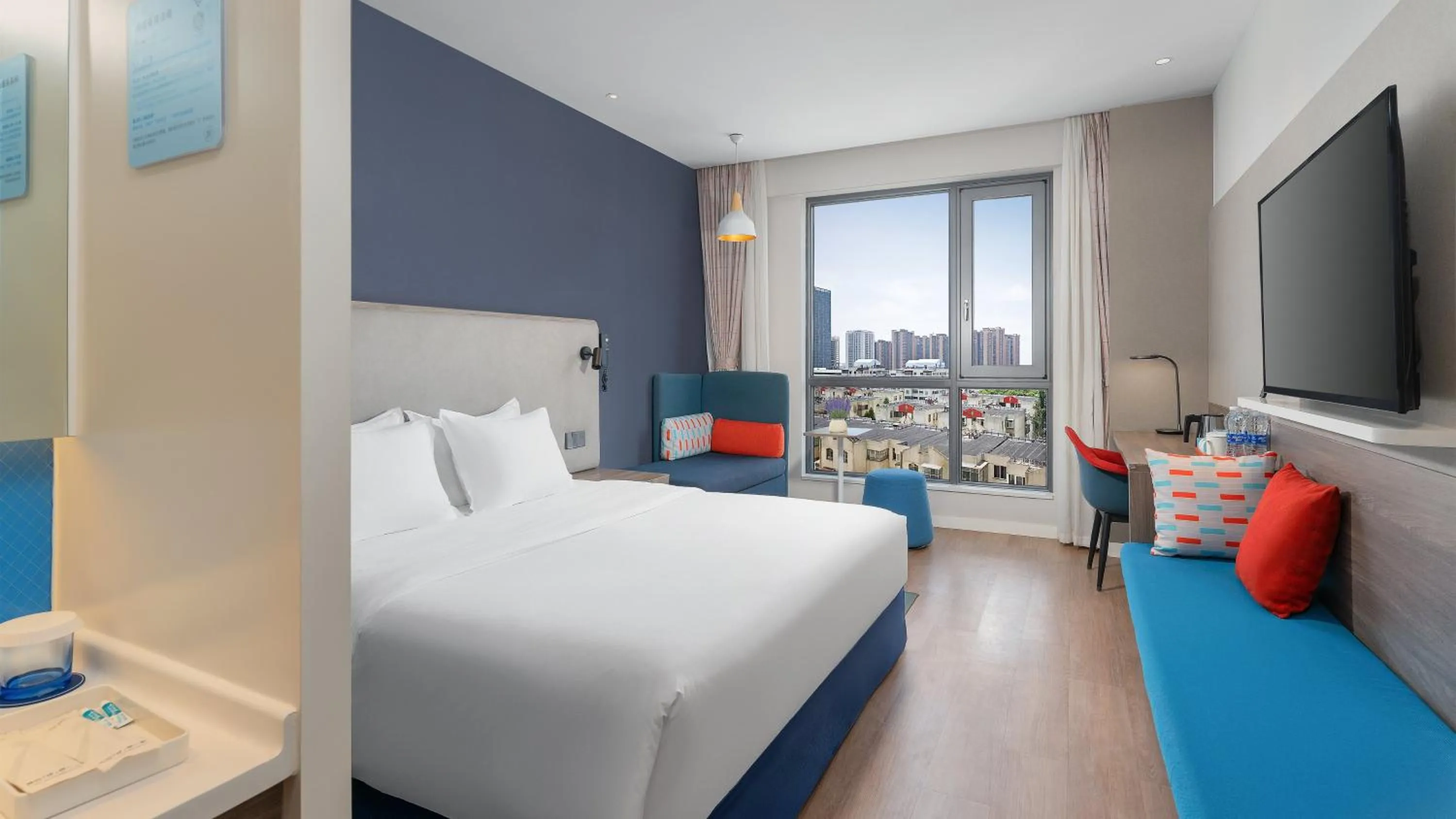 Photo of the whole room, Bed in Holiday Inn Express Kunming West by IHG