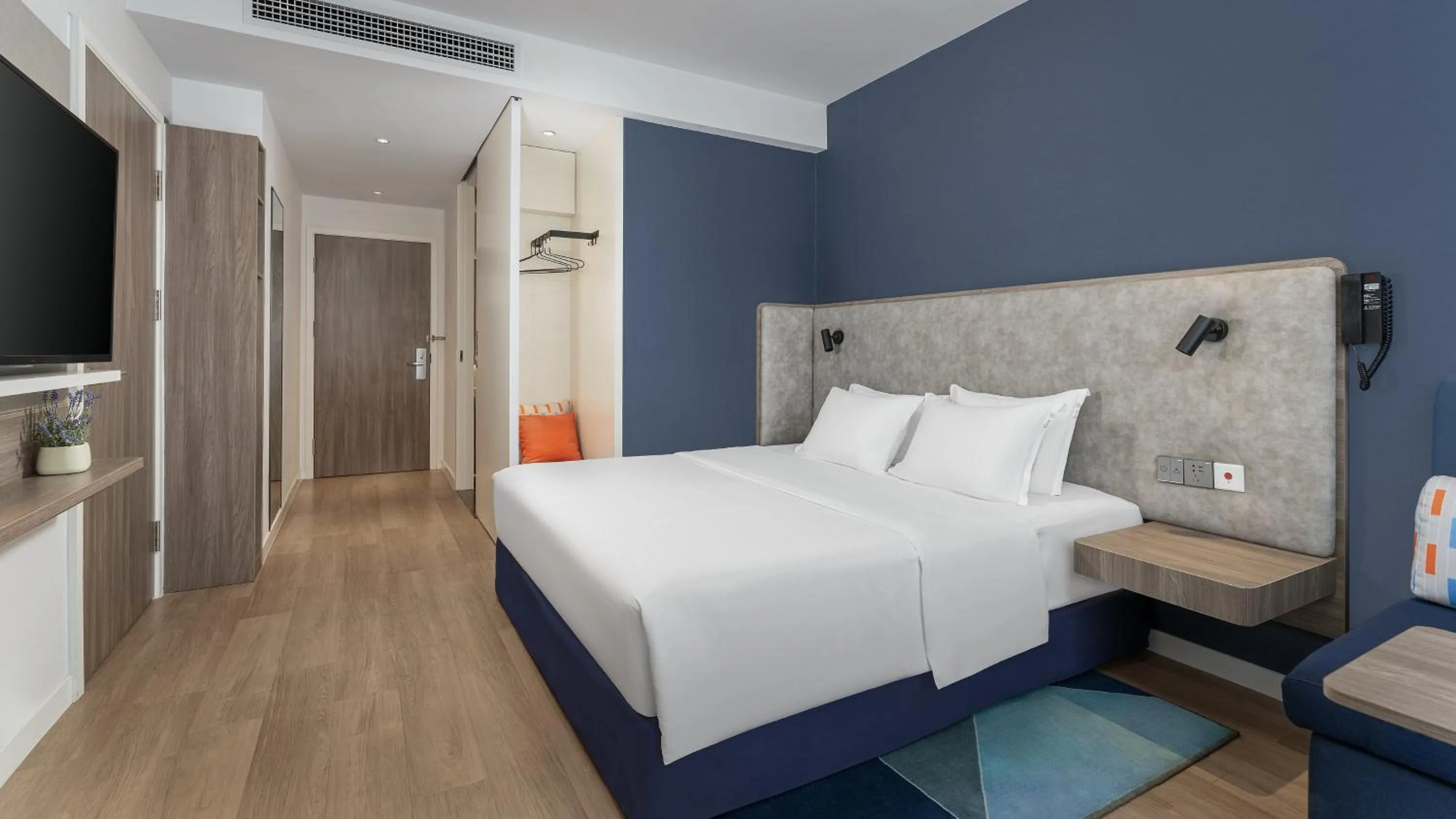 Photo of the whole room, Bed in Holiday Inn Express Kunming West by IHG