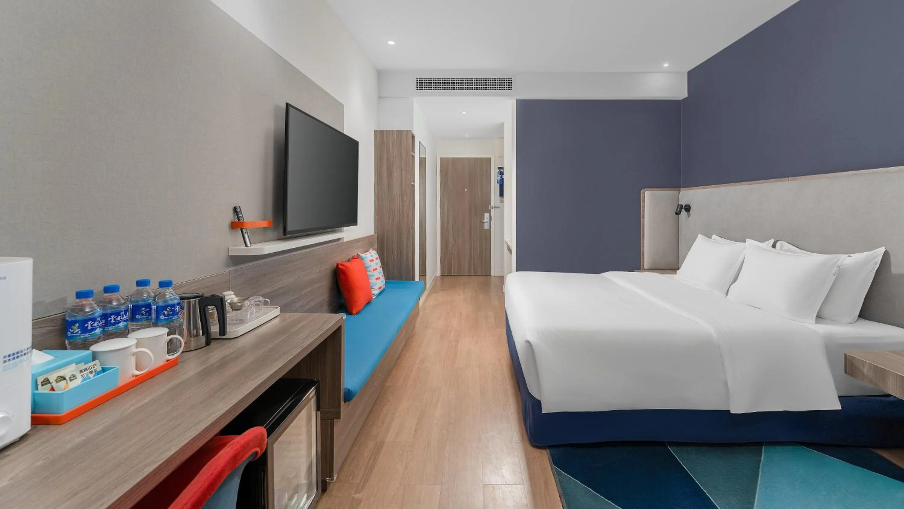 Photo of the whole room, Bed in Holiday Inn Express Kunming West by IHG