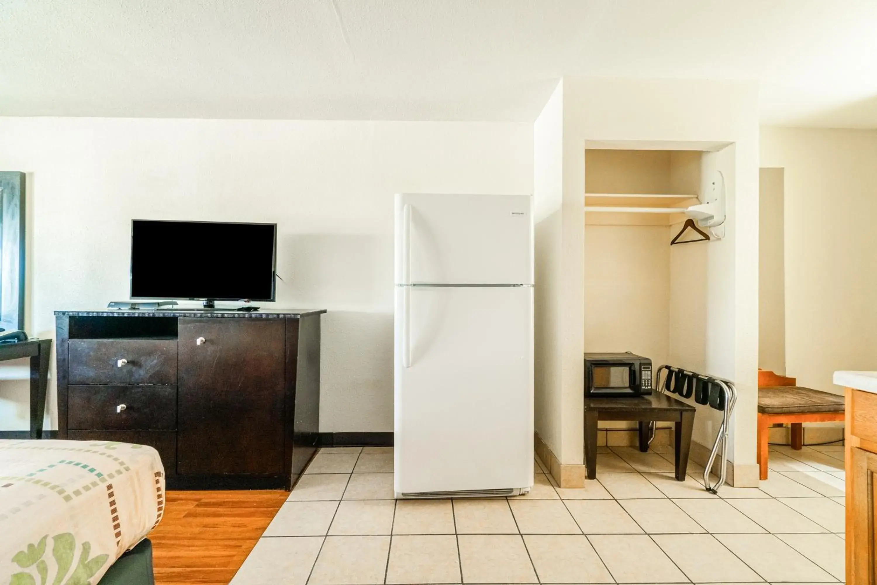 King Bed with Kitchenette Non-Smoking in Executive Inn Port Lavaca by OYO King Bed with Kitchenette Non-Smoking in Executive Inn Port Lavaca by OYO