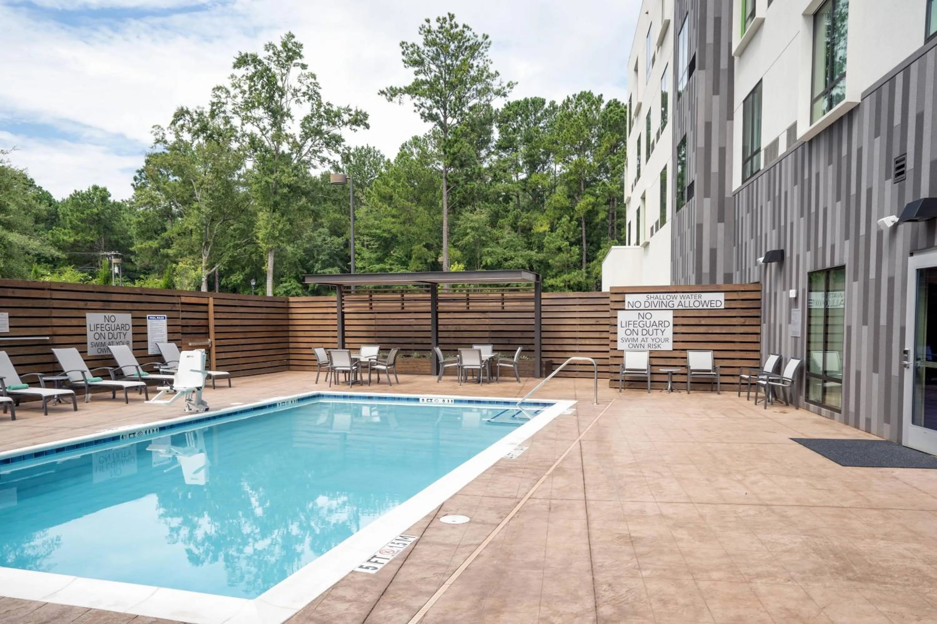 Swimming pool in Courtyard by Marriott Charleston-North Charleston