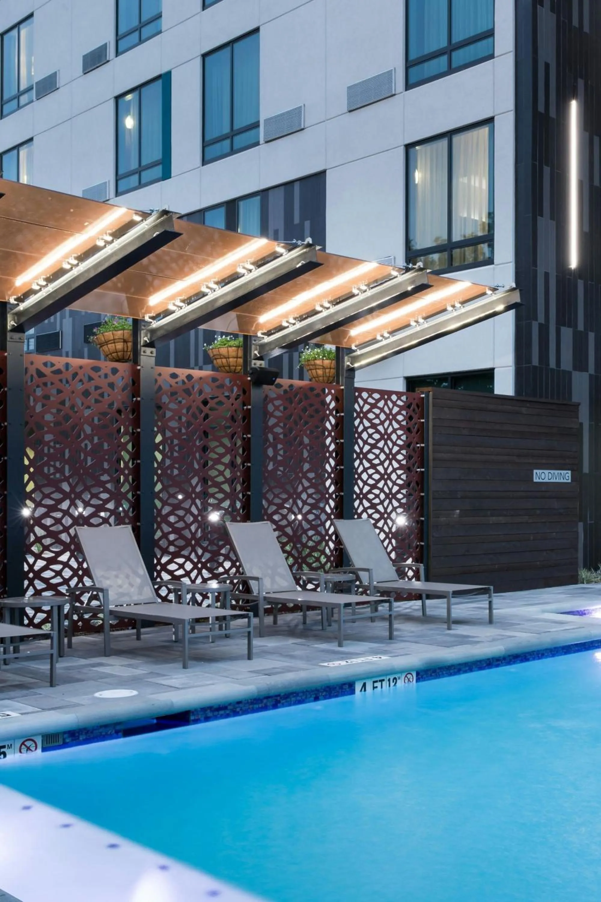Swimming pool in Courtyard by Marriott Houston Heights/I-10