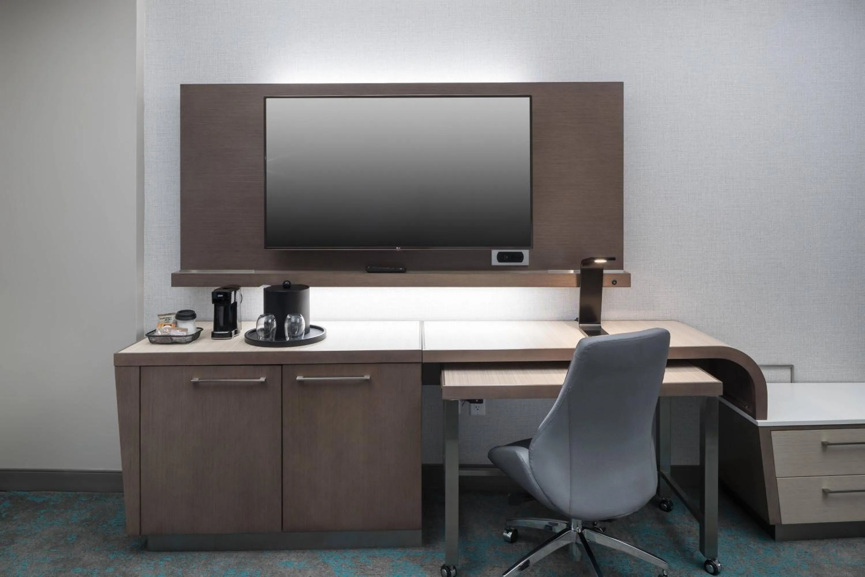 Photo of the whole room in Courtyard by Marriott Houston Heights/I-10