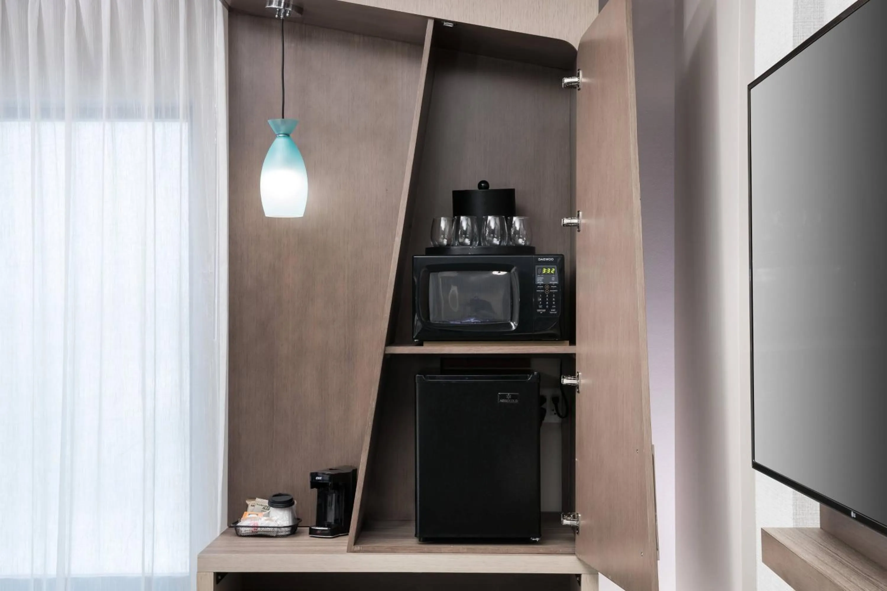 Photo of the whole room in Courtyard by Marriott Houston Heights/I-10