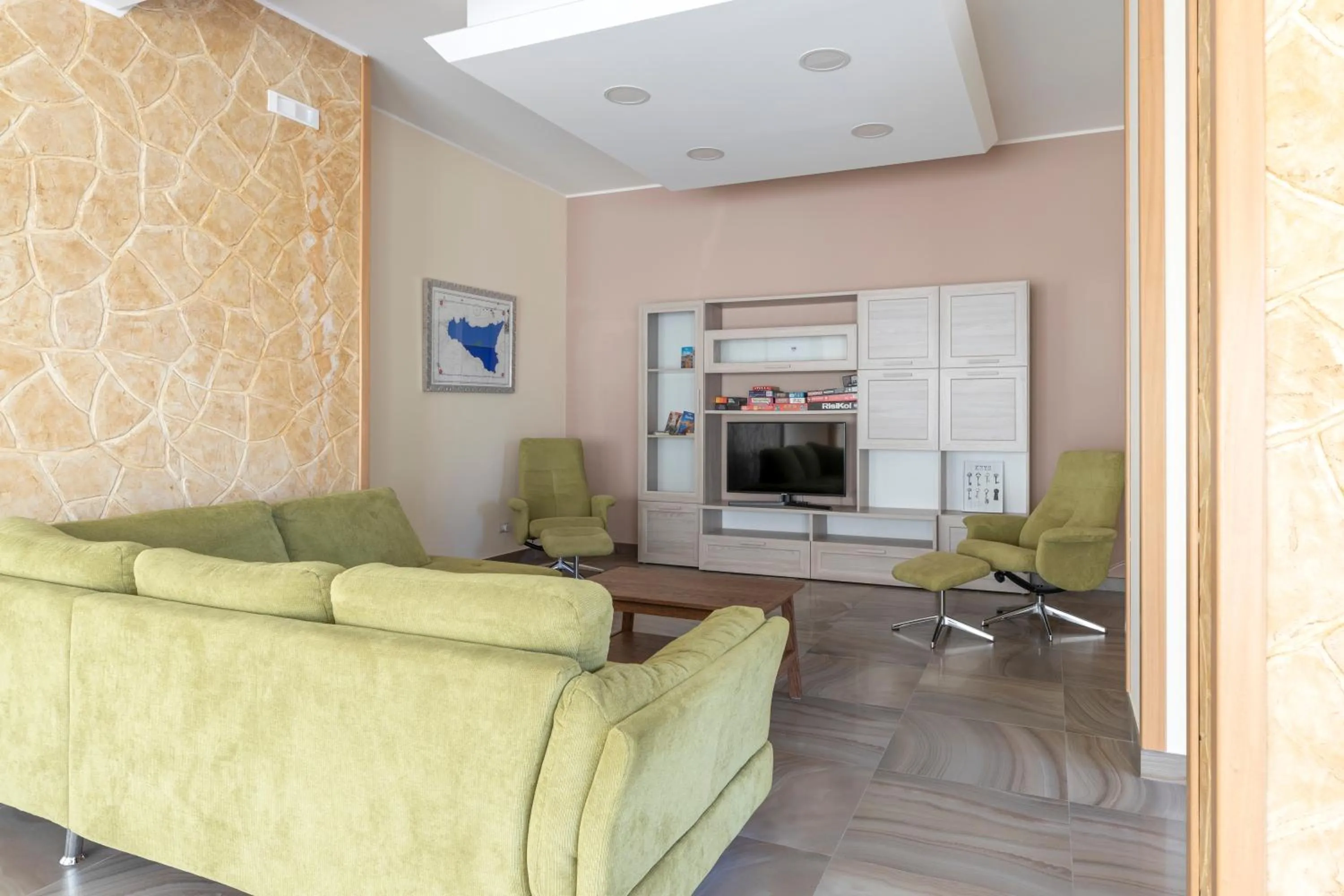 Communal lounge/ TV room in Villa Vulcano, tra l'Etna e il mare