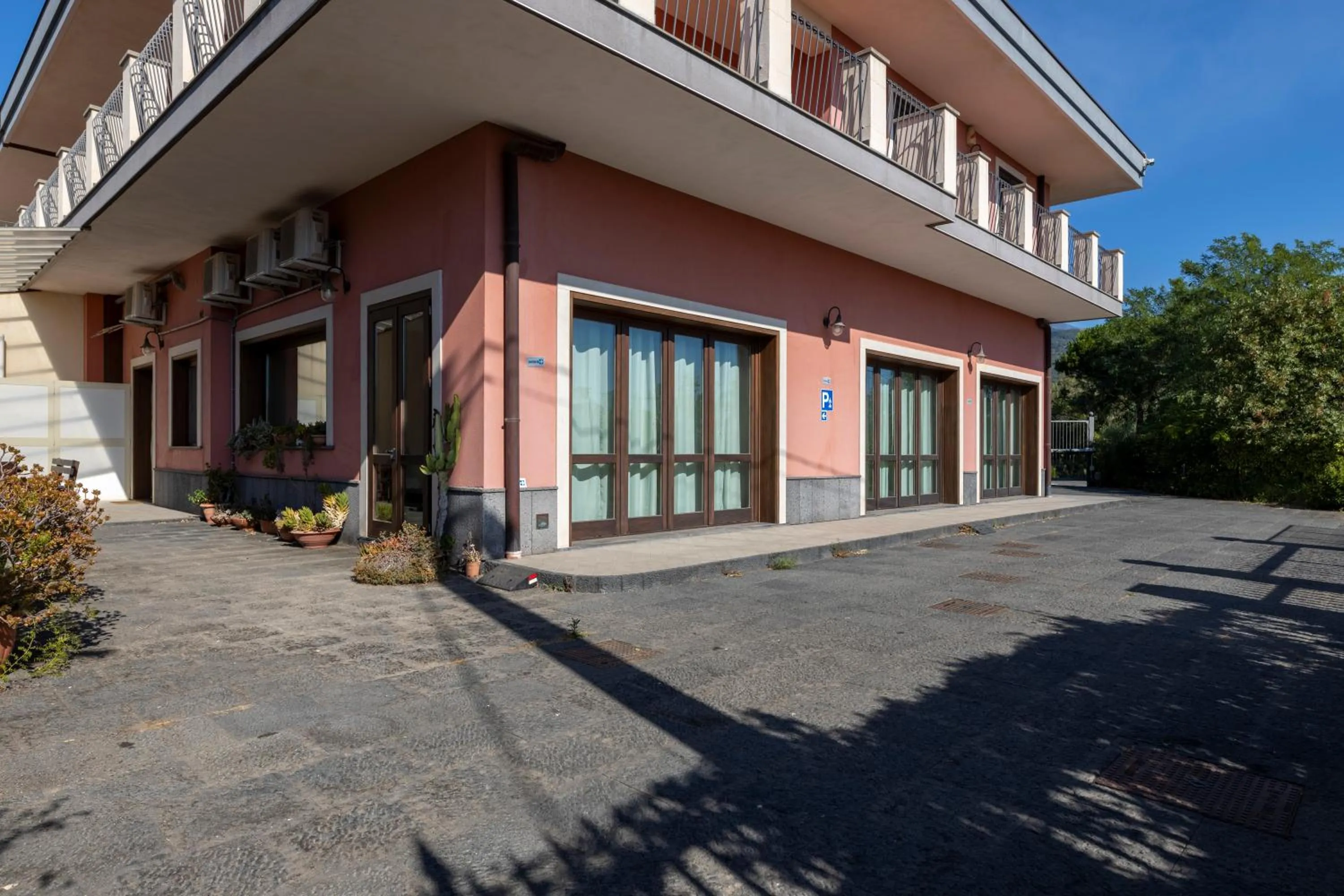 Property building in Villa Vulcano, tra l'Etna e il mare
