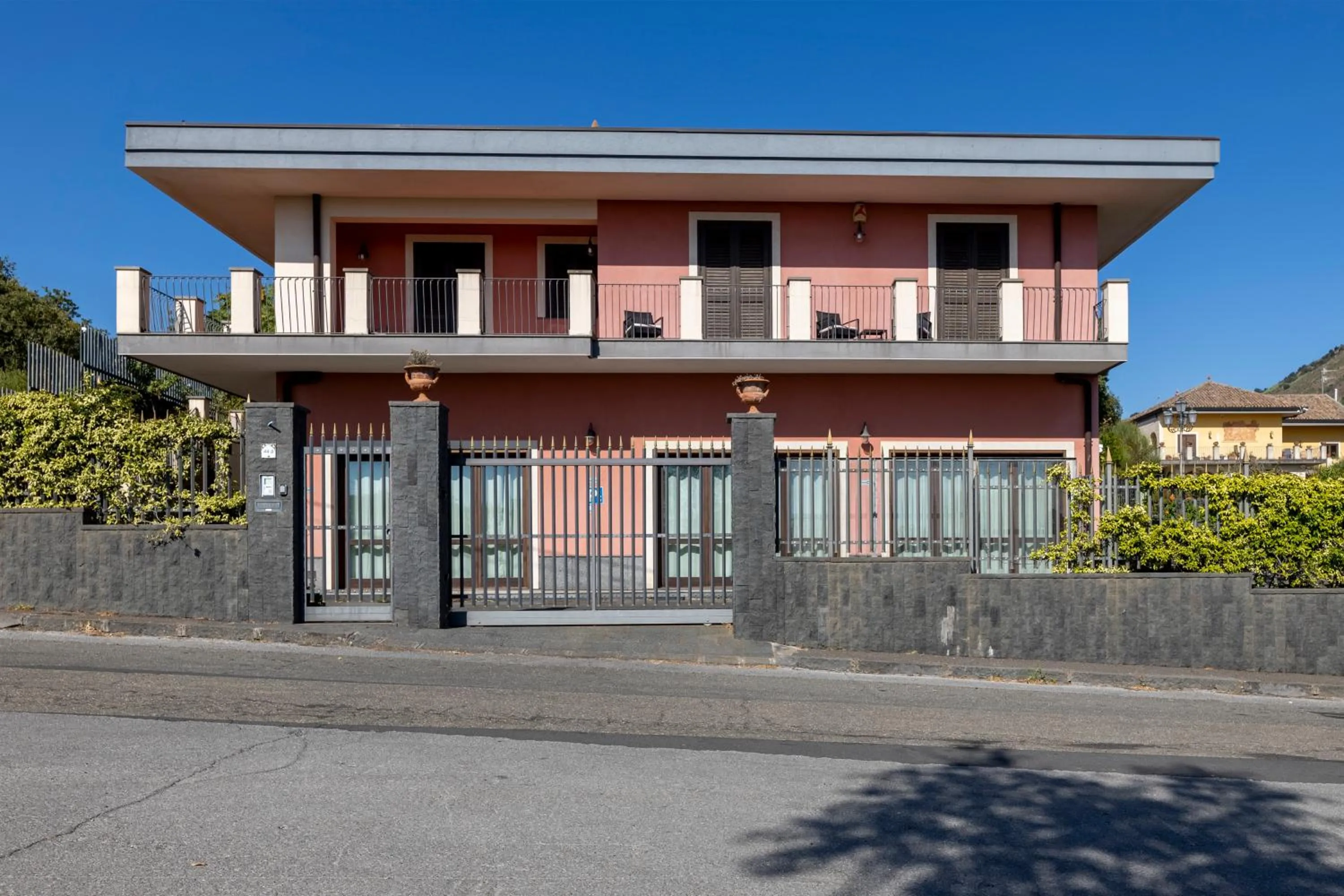 Facade/entrance in Villa Vulcano, tra l'Etna e il mare