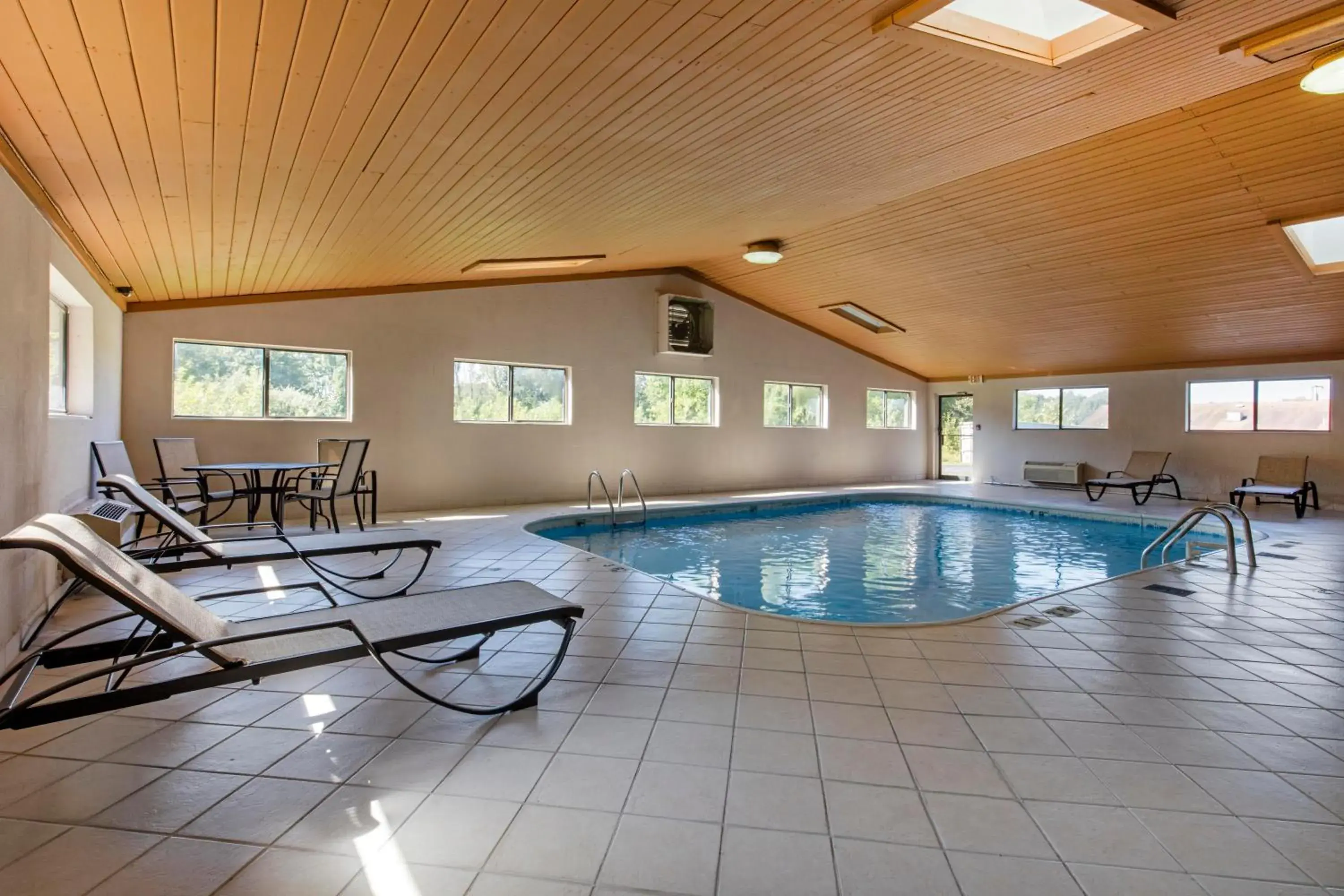 Swimming pool in Quality Inn & Suites Metropolis I-24 Swimming pool in Quality Inn & Suites Metropolis I-24