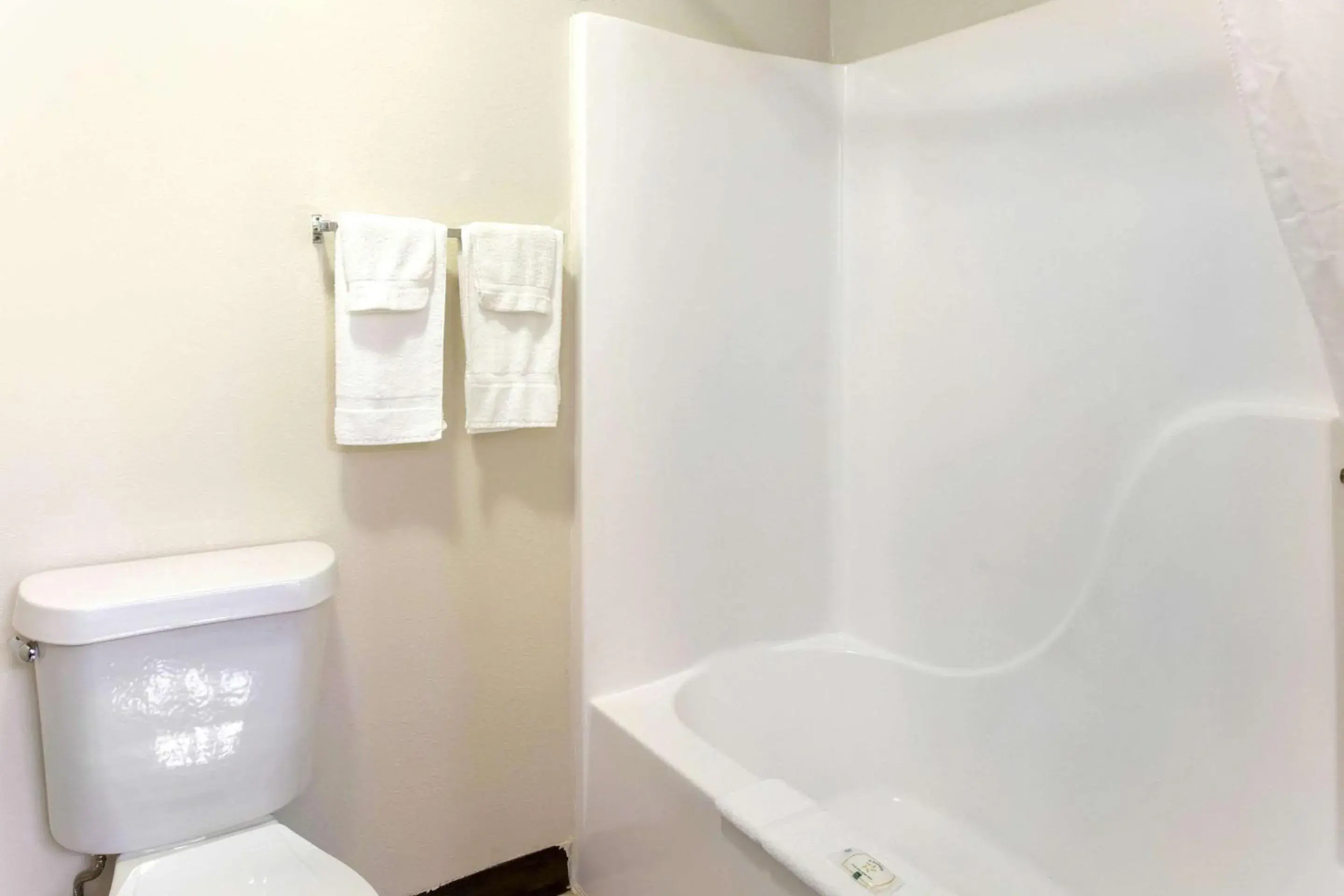 Bedroom in Quality Inn & Suites Metropolis I-24 Bedroom in Quality Inn & Suites Metropolis I-24