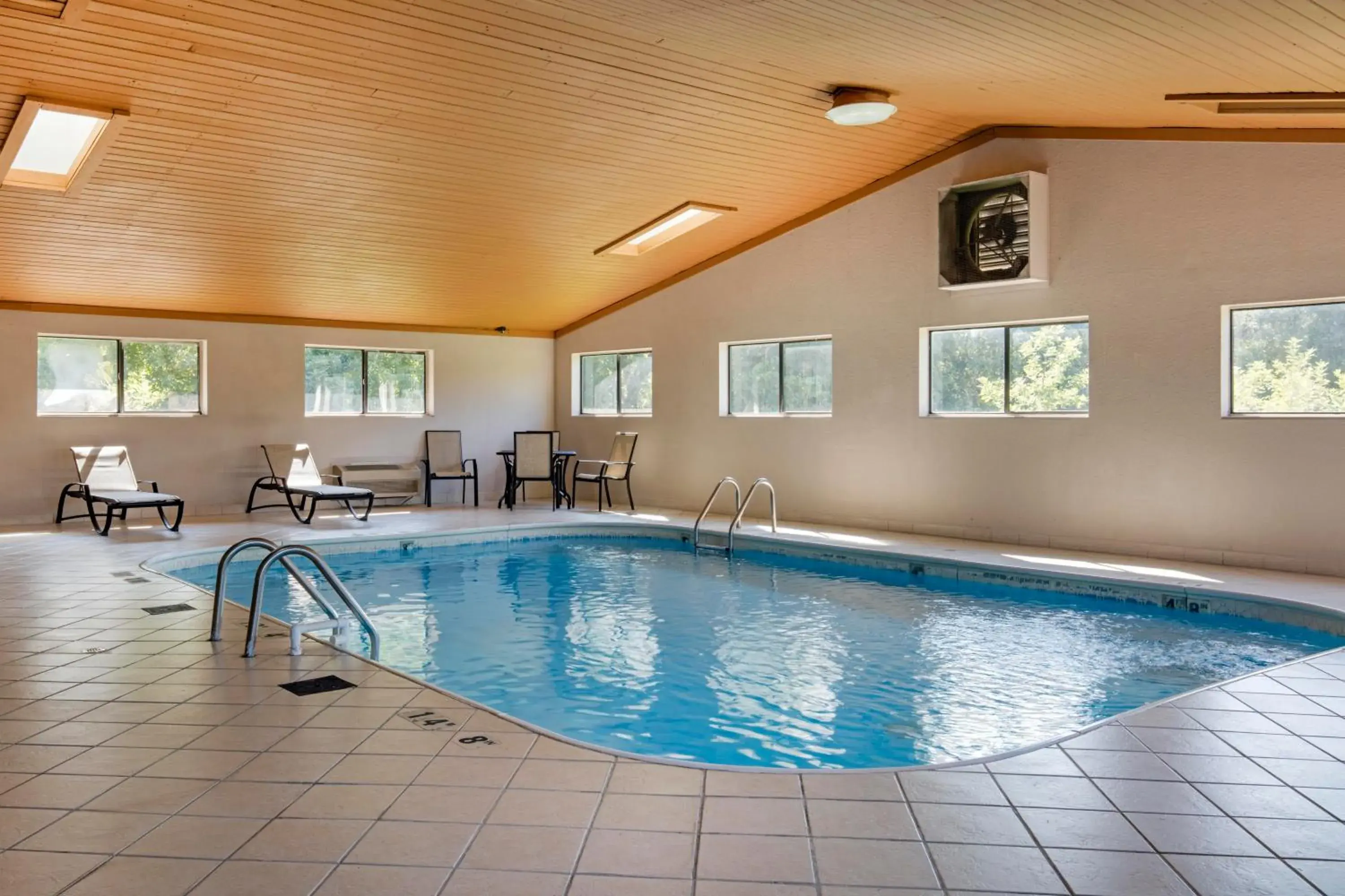 Swimming pool in Quality Inn & Suites Metropolis I-24 Swimming pool in Quality Inn & Suites Metropolis I-24