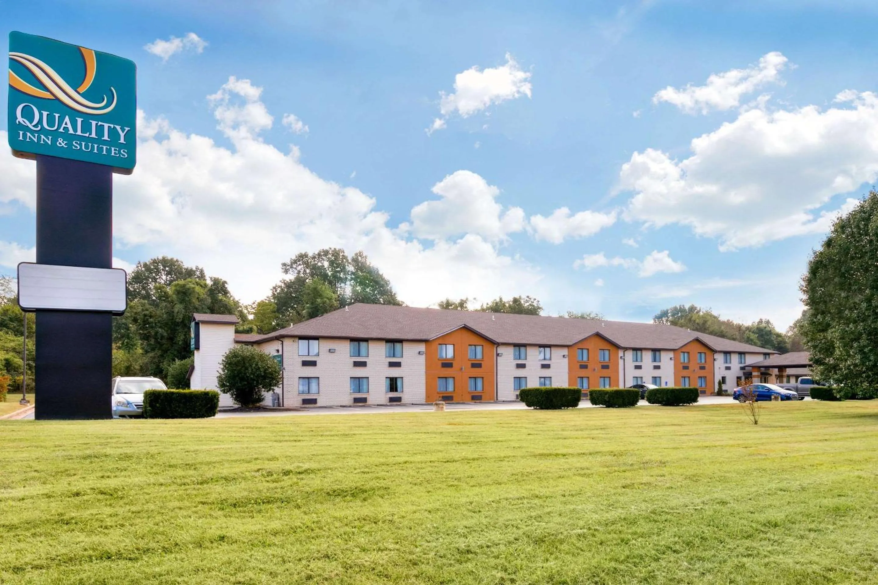 Property building in Quality Inn & Suites Metropolis I-24