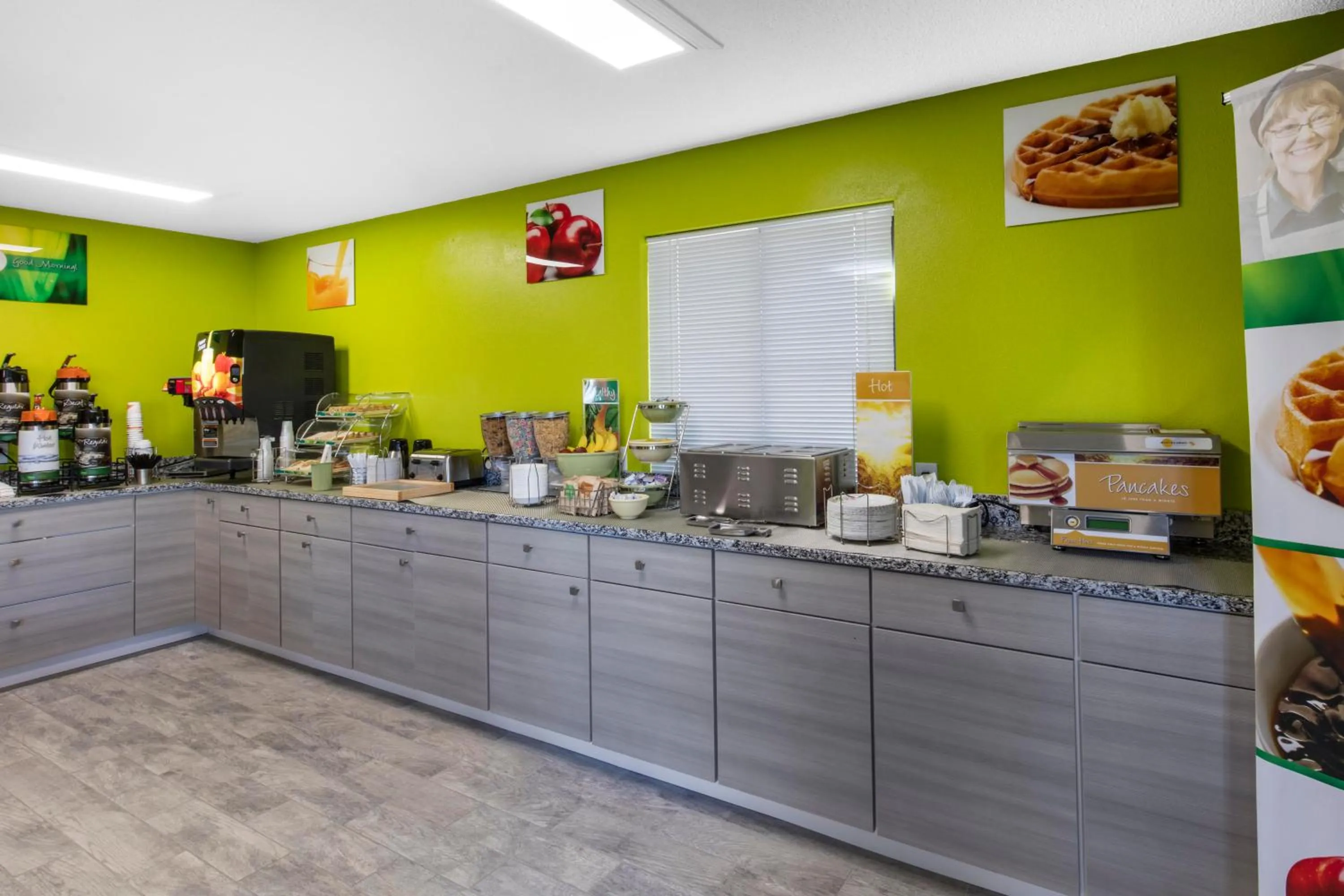 Breakfast in Quality Inn & Suites Metropolis I-24