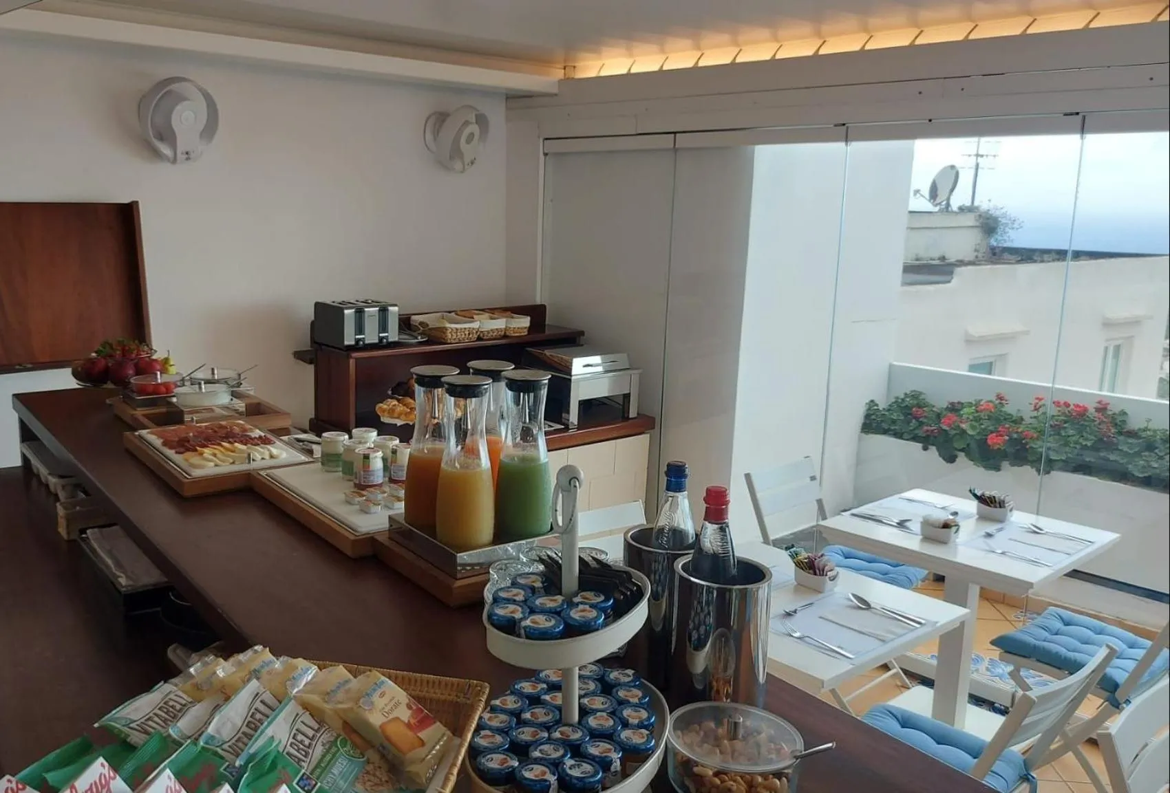 Breakfast in Piazzetta Diefenbach