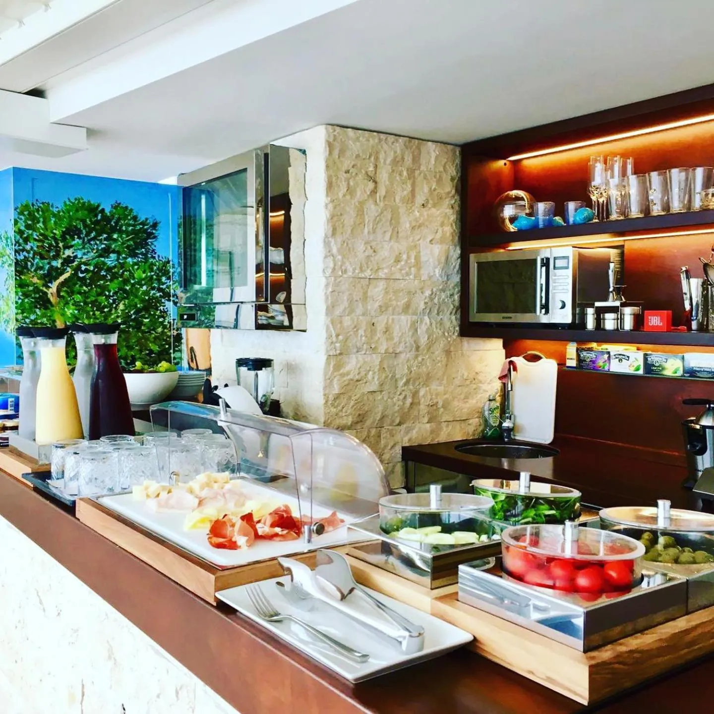 Buffet breakfast in Piazzetta Diefenbach