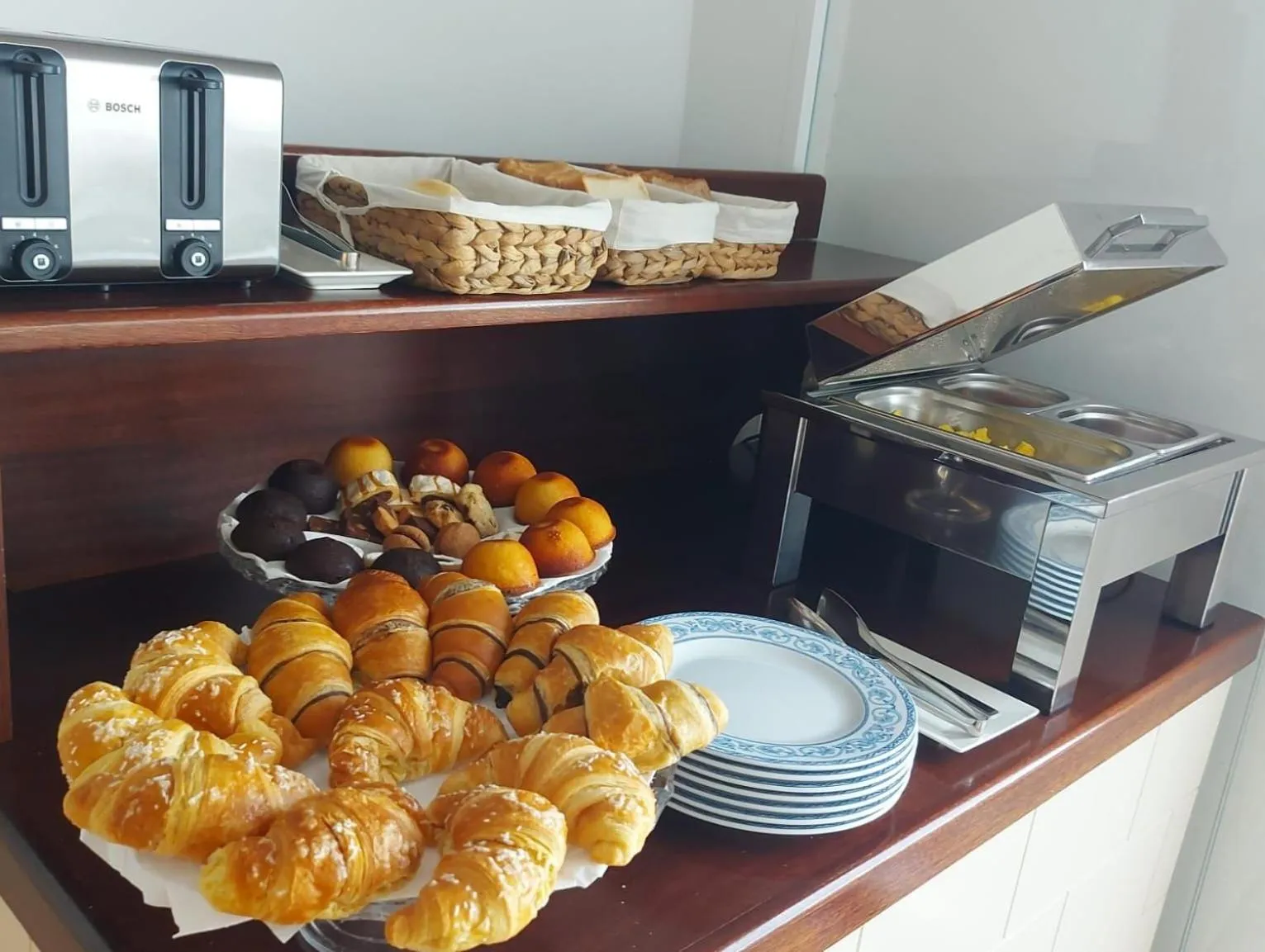 Breakfast in Piazzetta Diefenbach