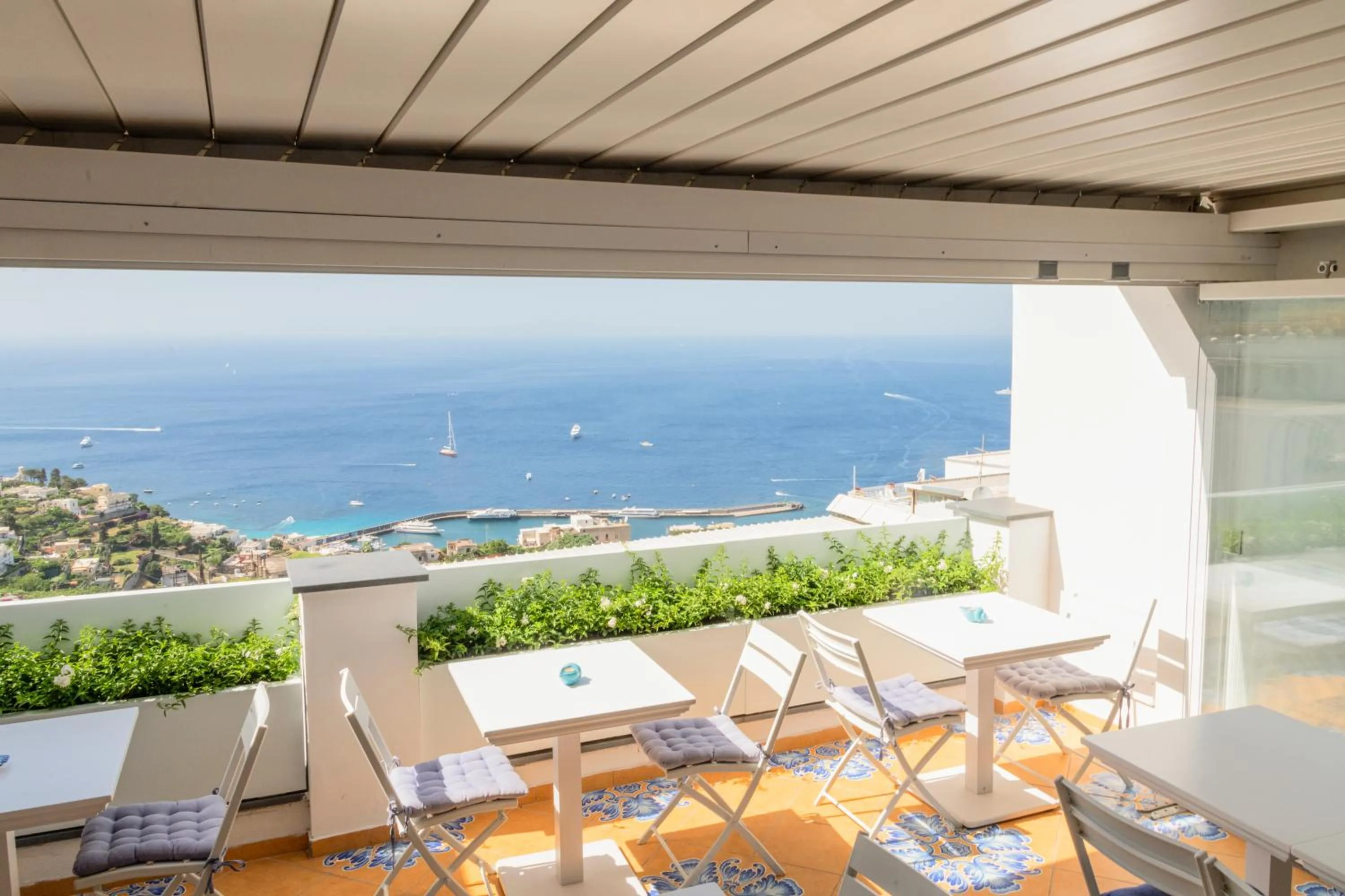 Breakfast in Piazzetta Diefenbach