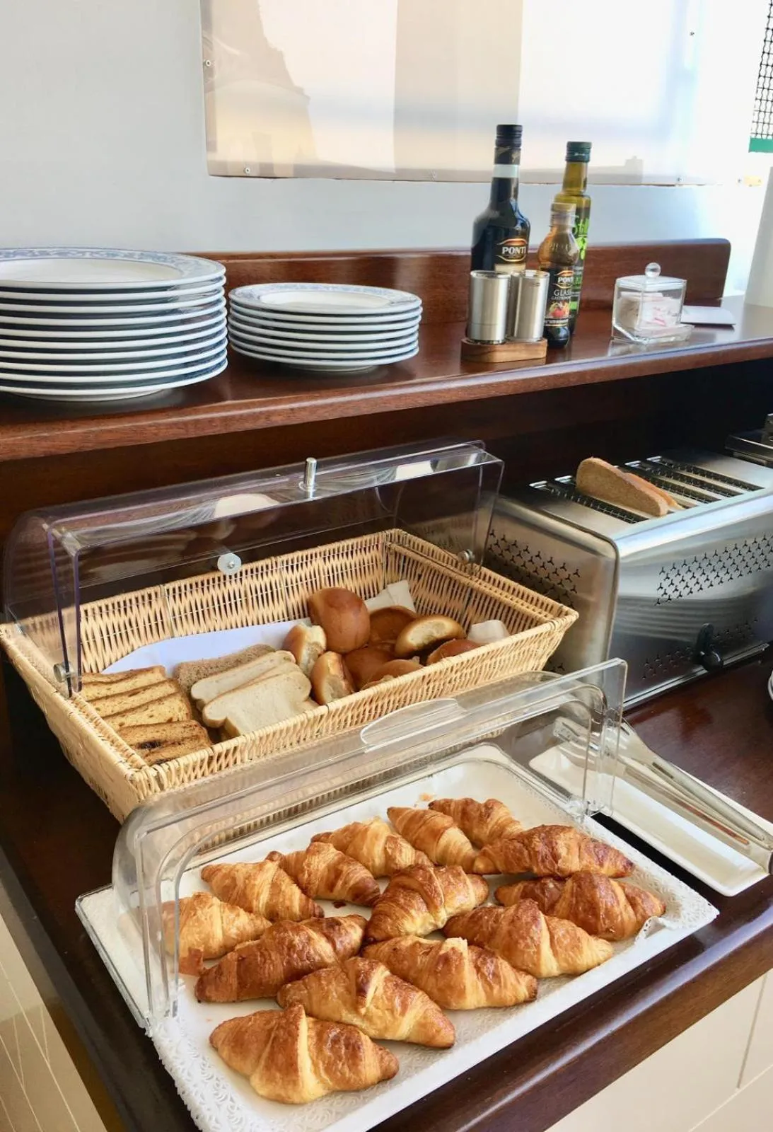 Buffet breakfast in Piazzetta Diefenbach