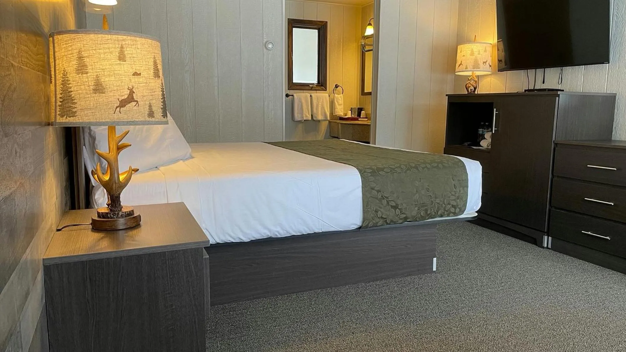 Photo of the whole room, Bed in Adirondack Lodge Old Forge