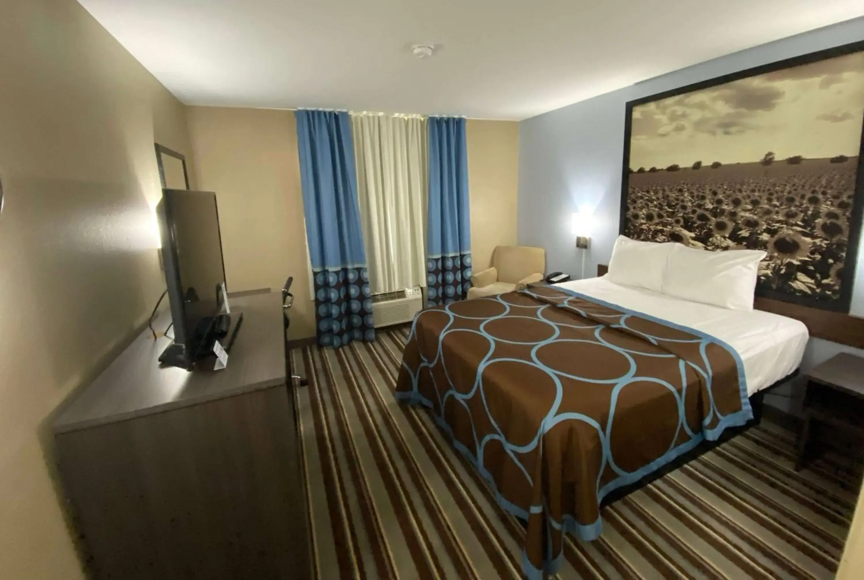 King Suite - Non-Smoking in Super 8 by Wyndham Independence KS King Suite - Non-Smoking in Super 8 by Wyndham Independence KS