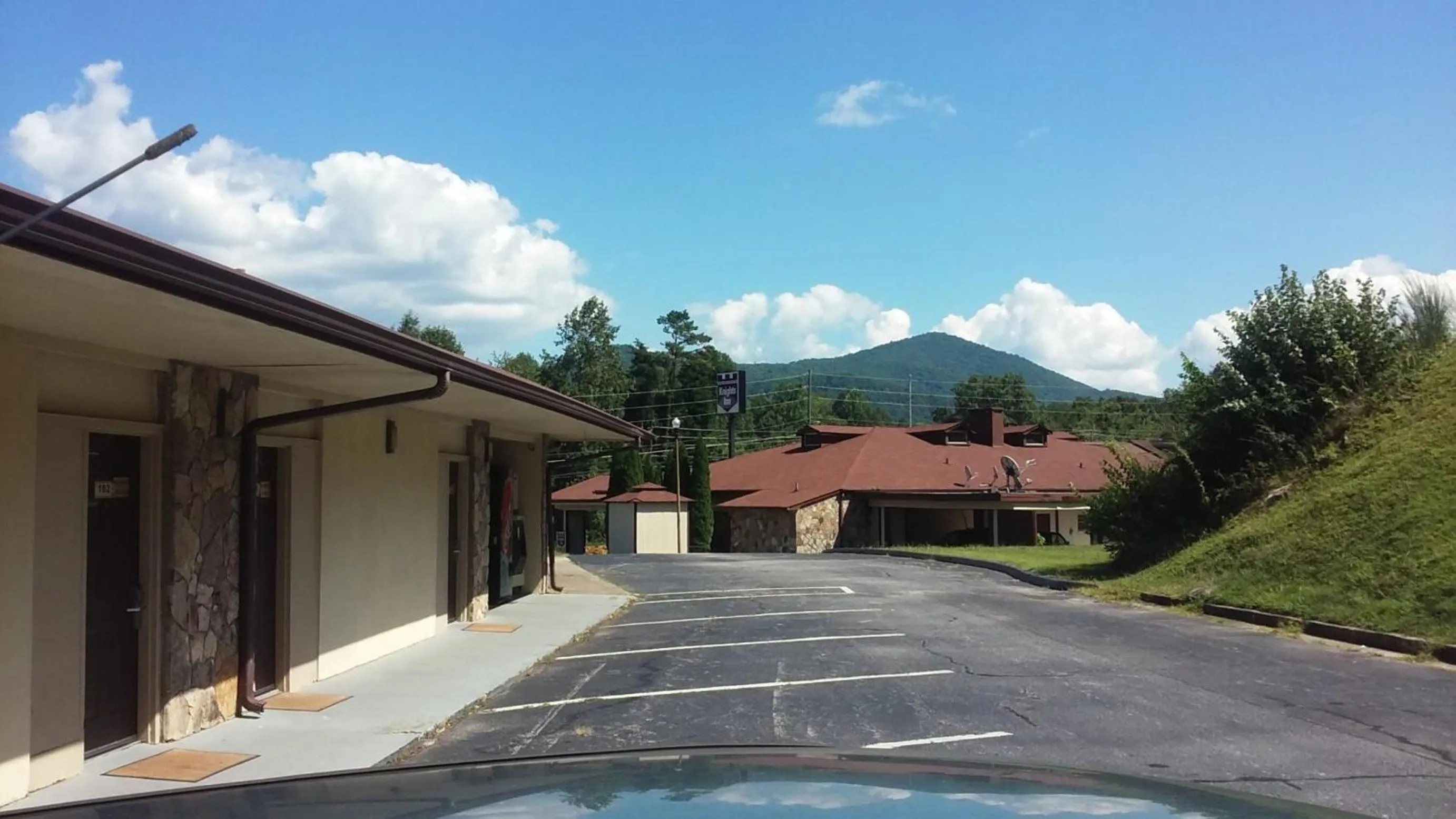 Property building in Knights Inn Dillard