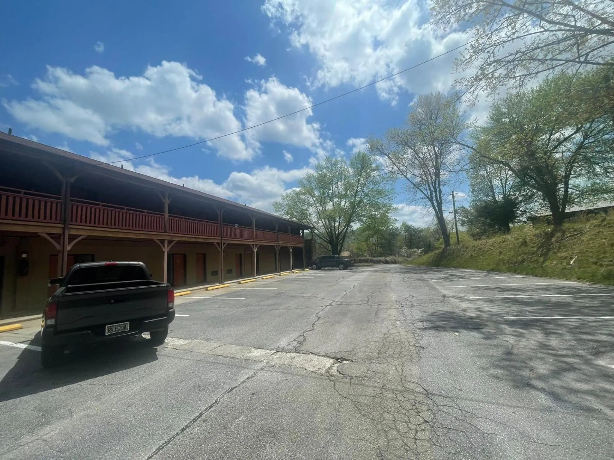 Parking, Property Building in Knights Inn Dillard