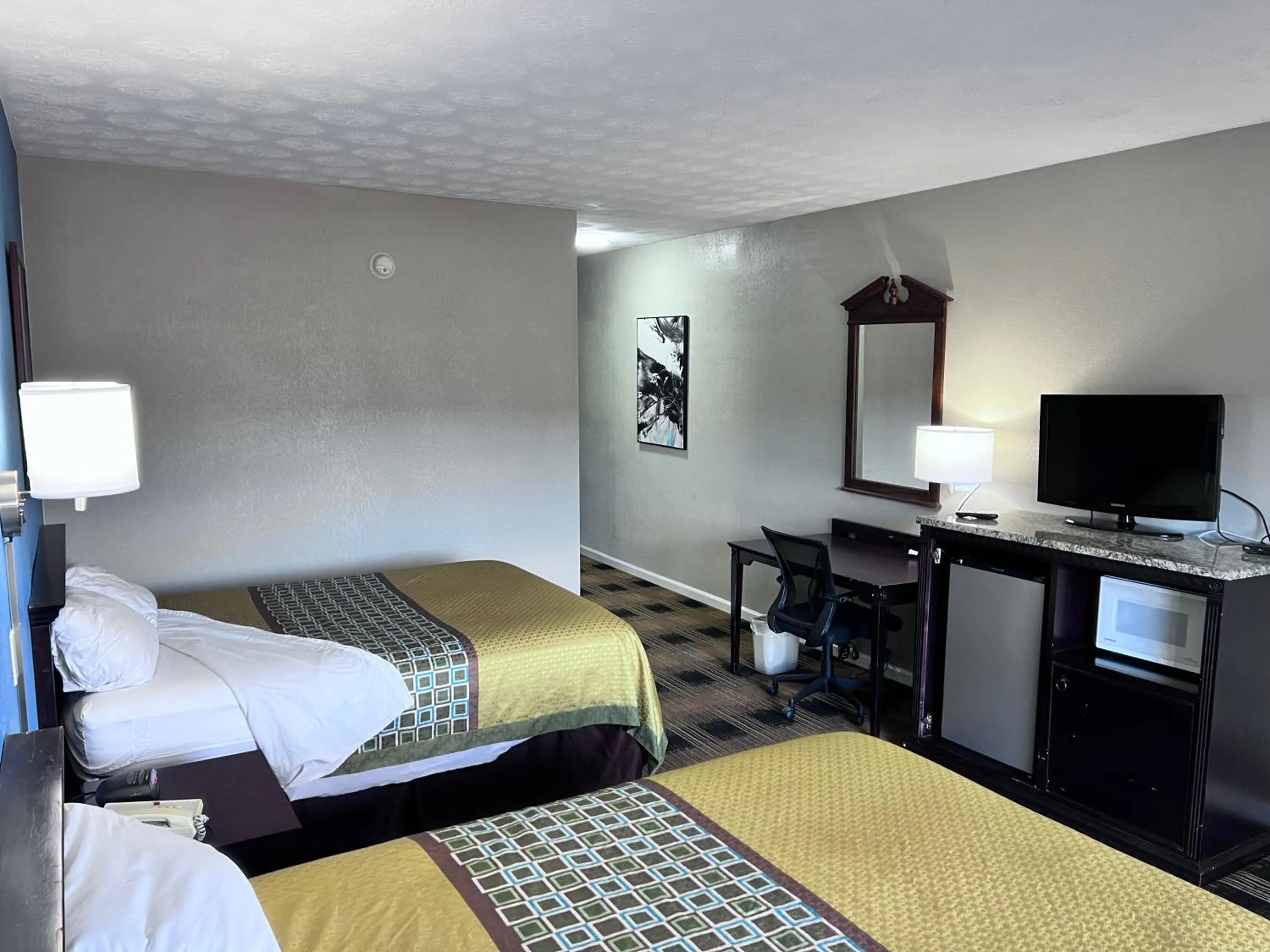 Bed, TV/Entertainment Center in Knights Inn Dillard