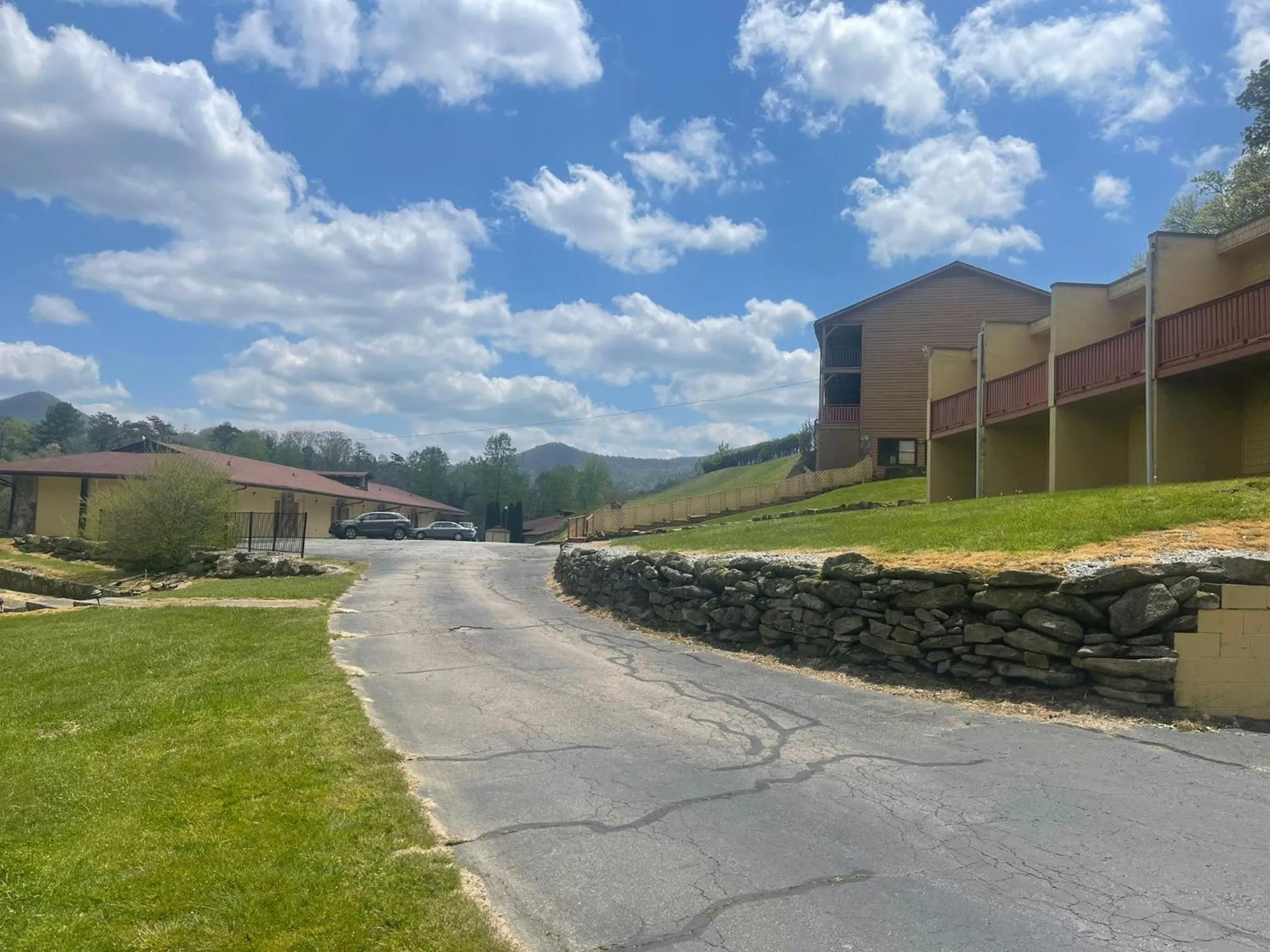 Property Building in Knights Inn Dillard