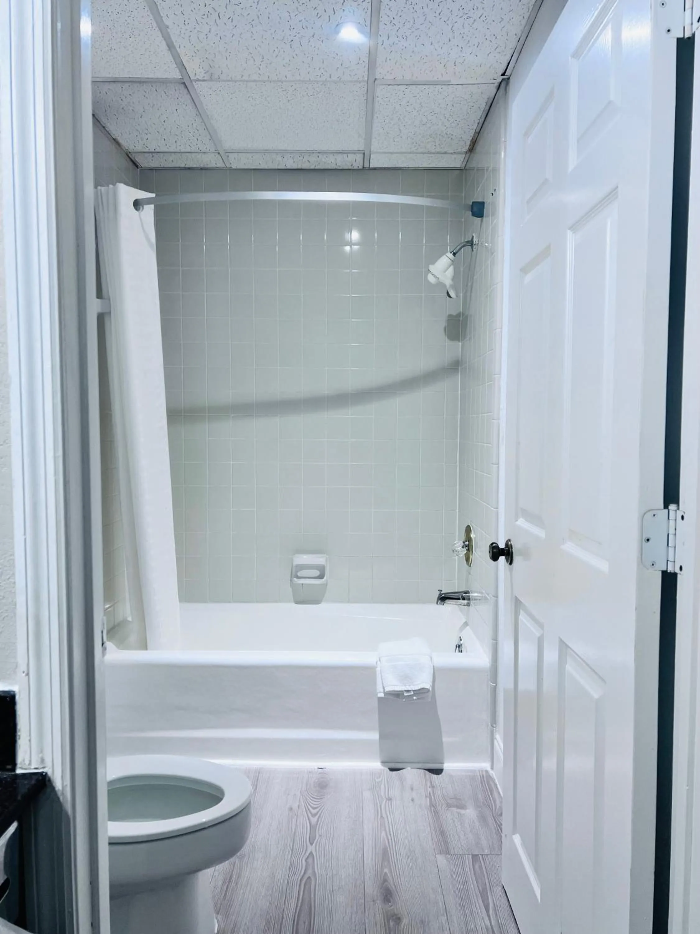 Bathroom in Knights Inn Dillard