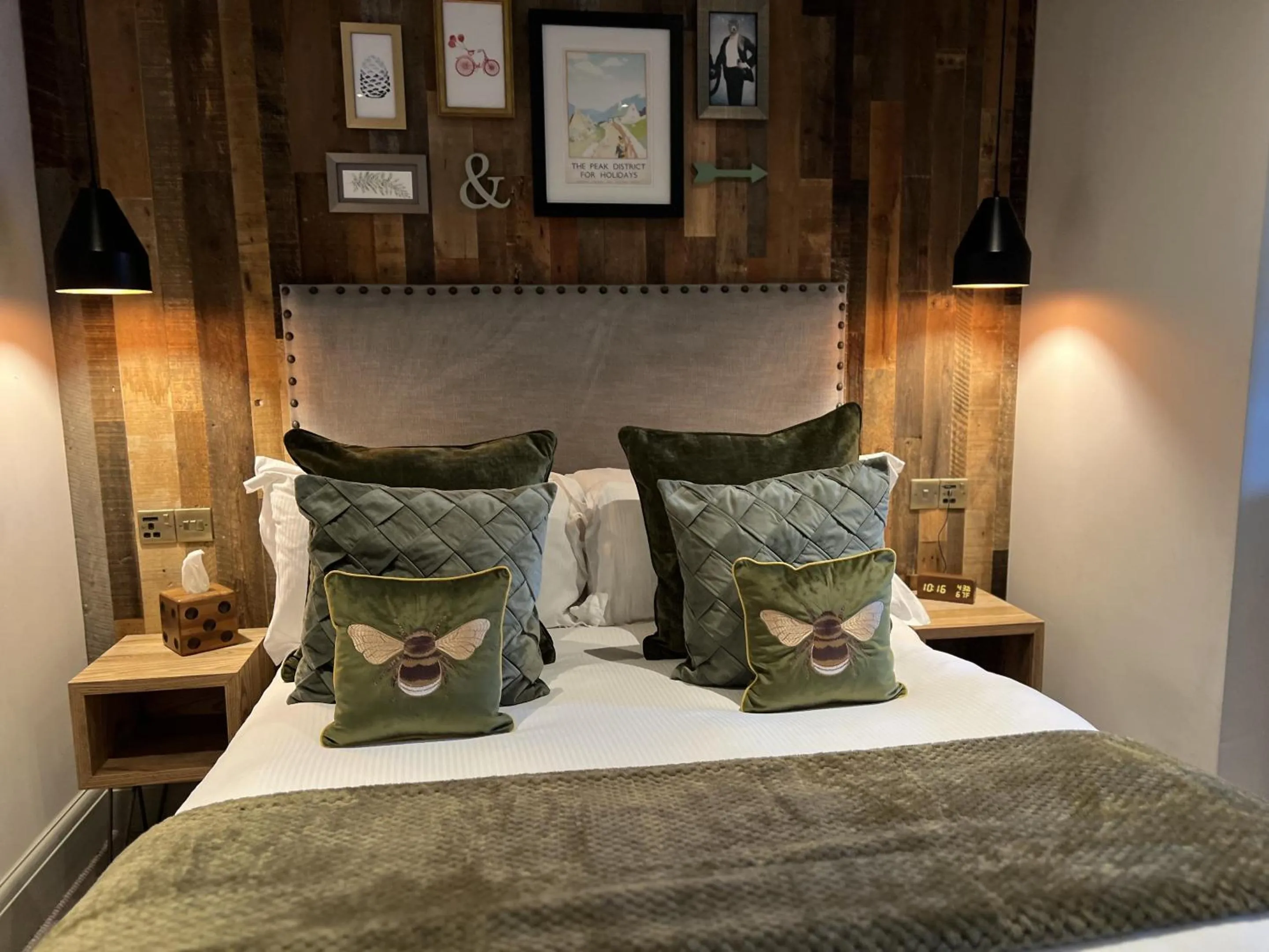 Bedroom, Bed in Devonshire Arms