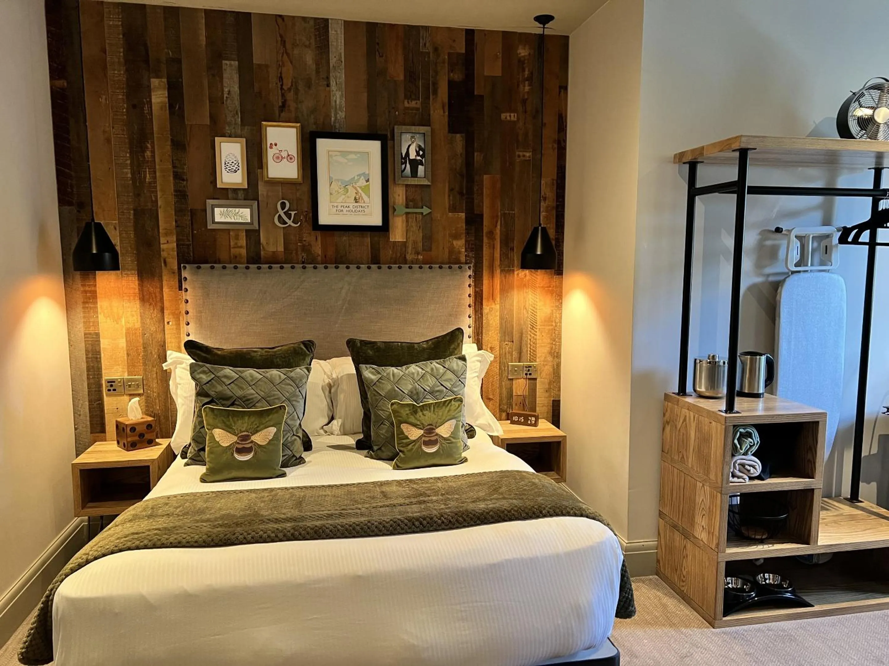 Bedroom, Bed in Devonshire Arms