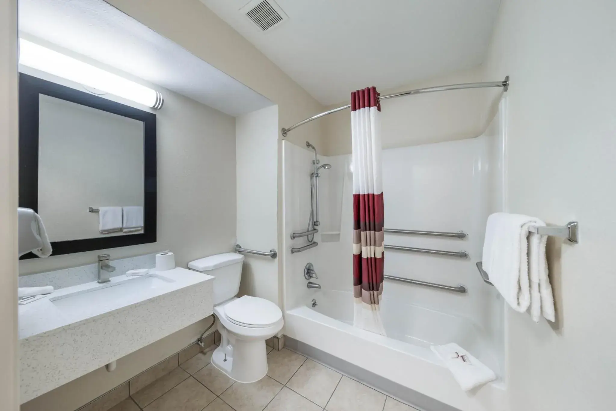 Bathroom in Red Roof Inn & Suites Denton