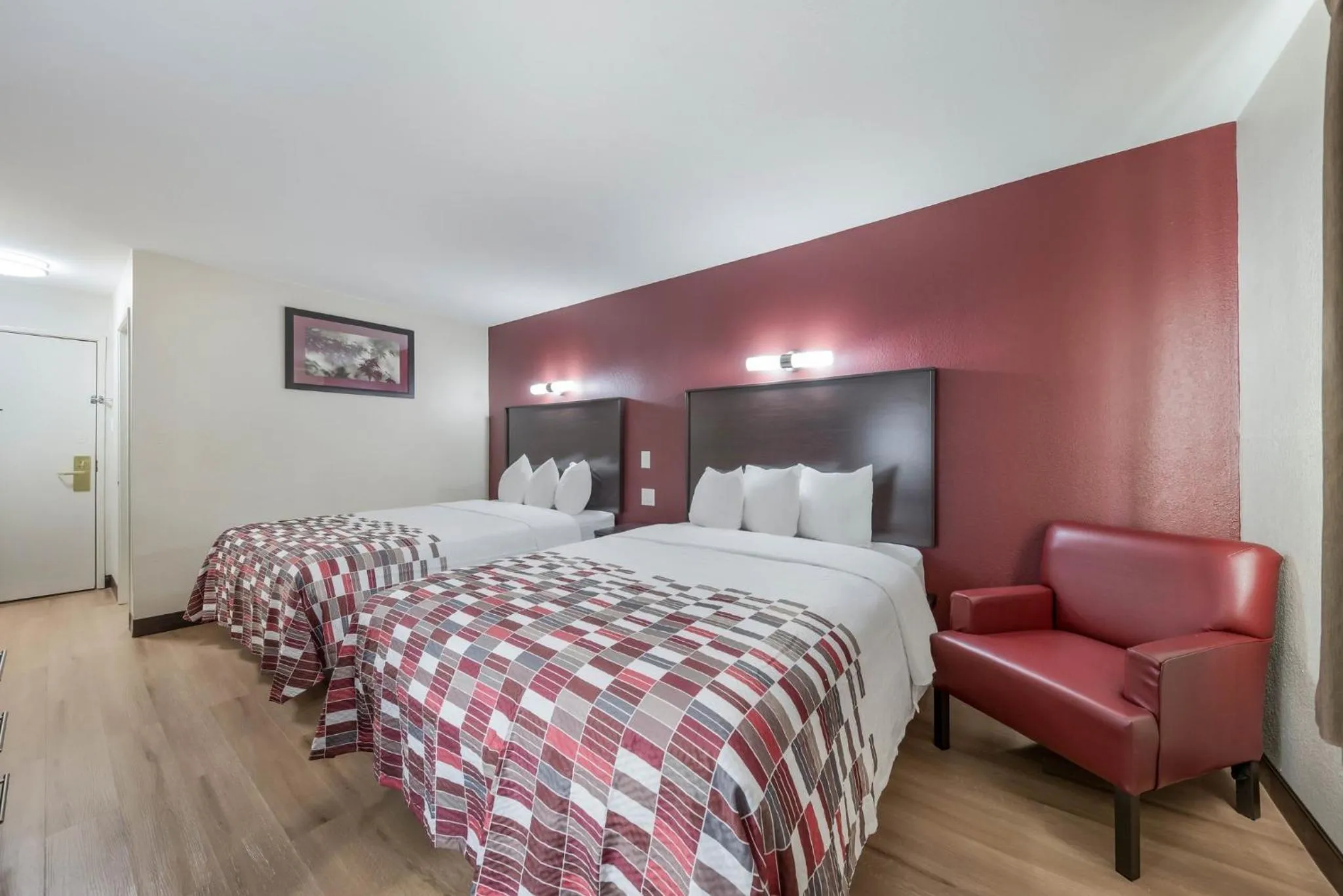 Photo of the whole room, Bed in Red Roof Inn & Suites Denton