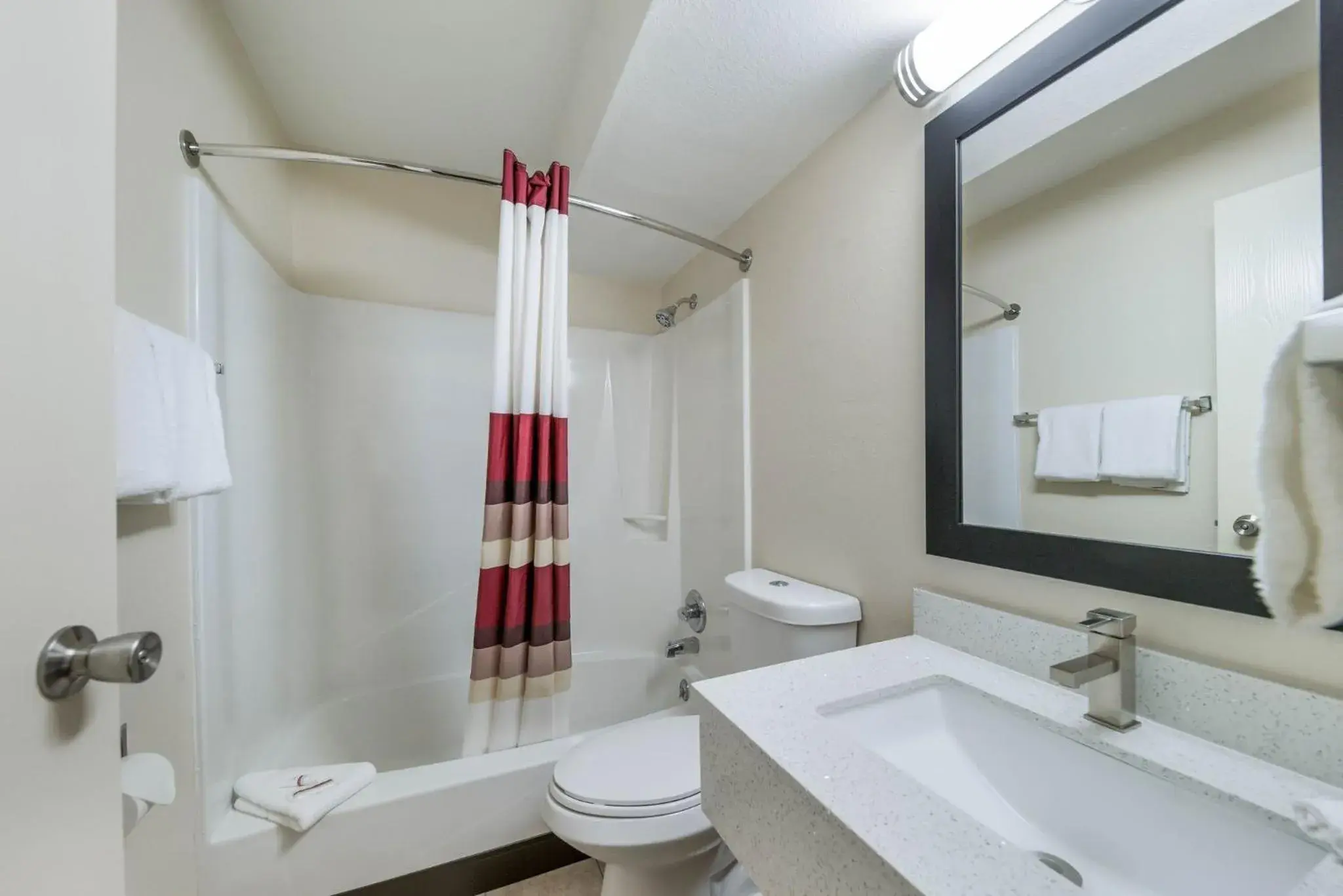 Bathroom in Red Roof Inn & Suites Denton