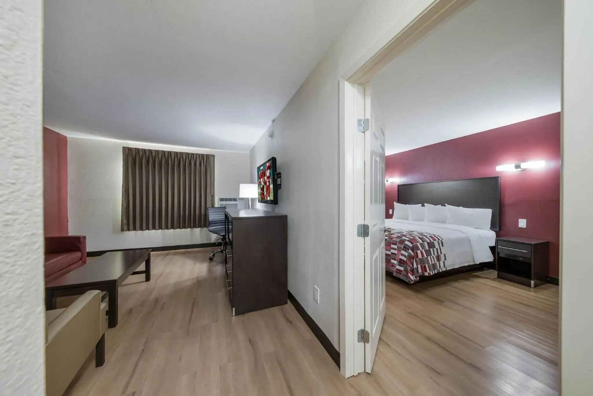 Bedroom, Bed in Red Roof Inn & Suites Denton