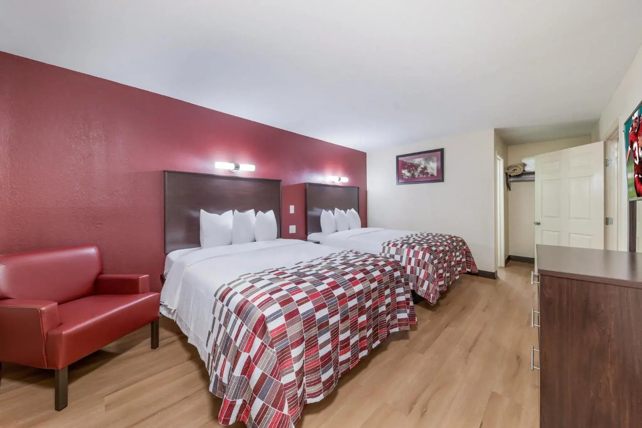 Bedroom, Bed in Red Roof Inn & Suites Denton