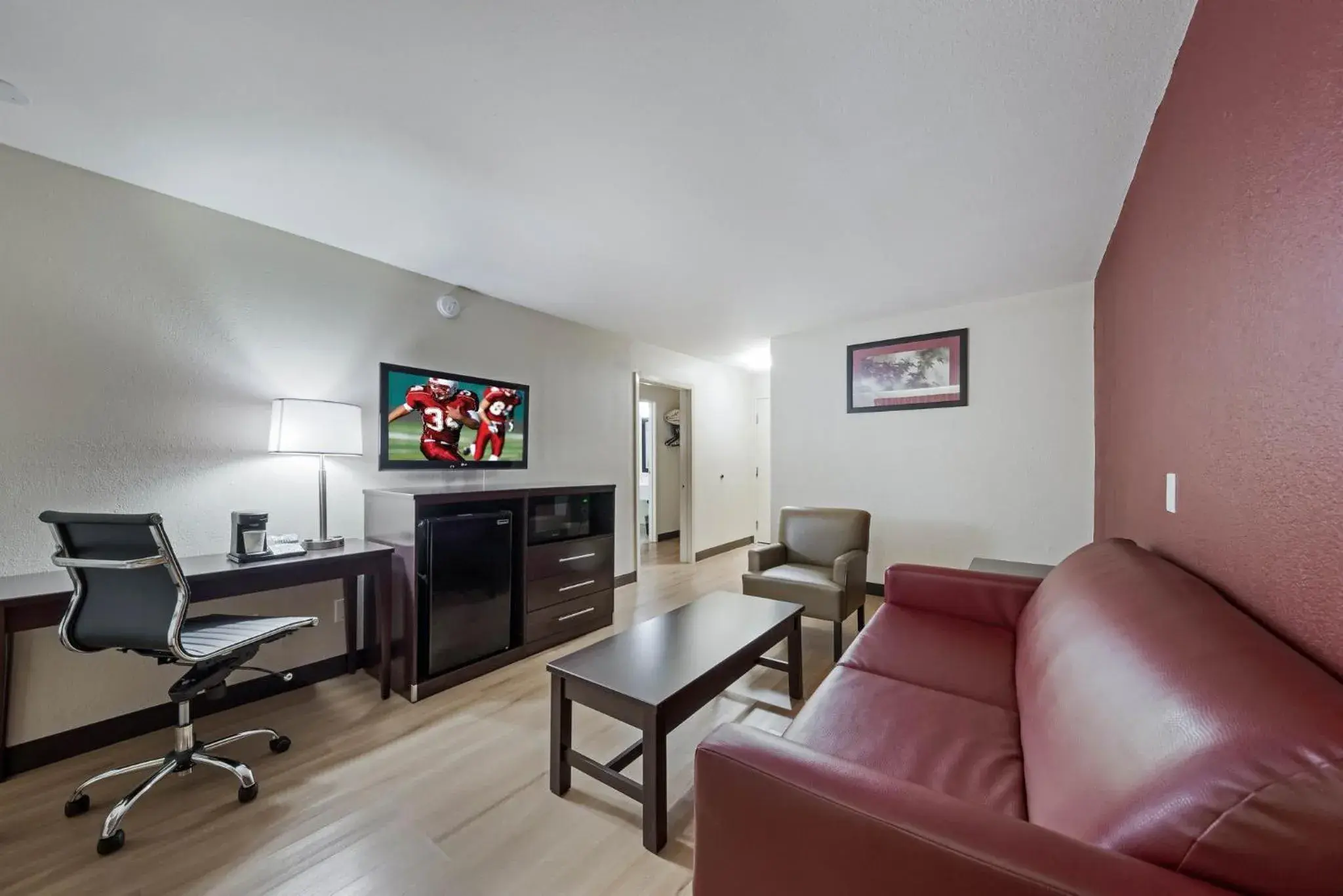 Bedroom, Seating Area in Red Roof Inn & Suites Denton