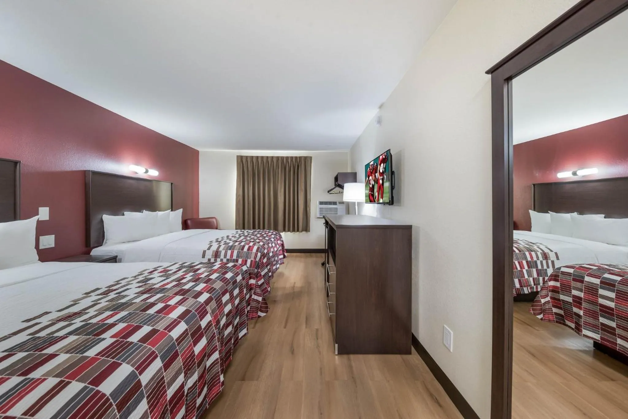 Photo of the whole room, Bed in Red Roof Inn & Suites Denton