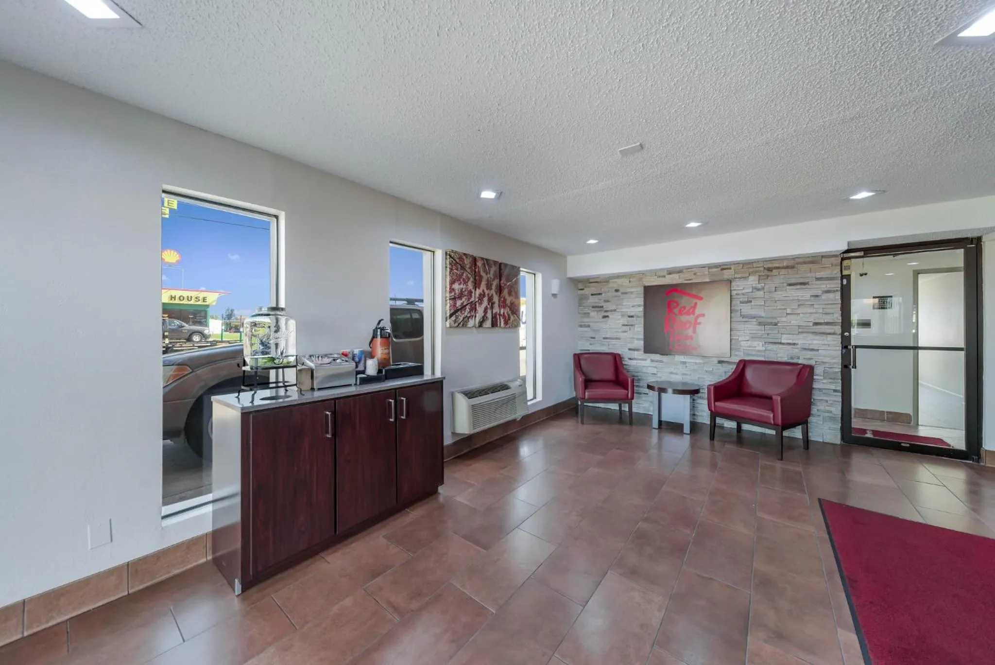Lobby or reception in Red Roof Inn & Suites Denton