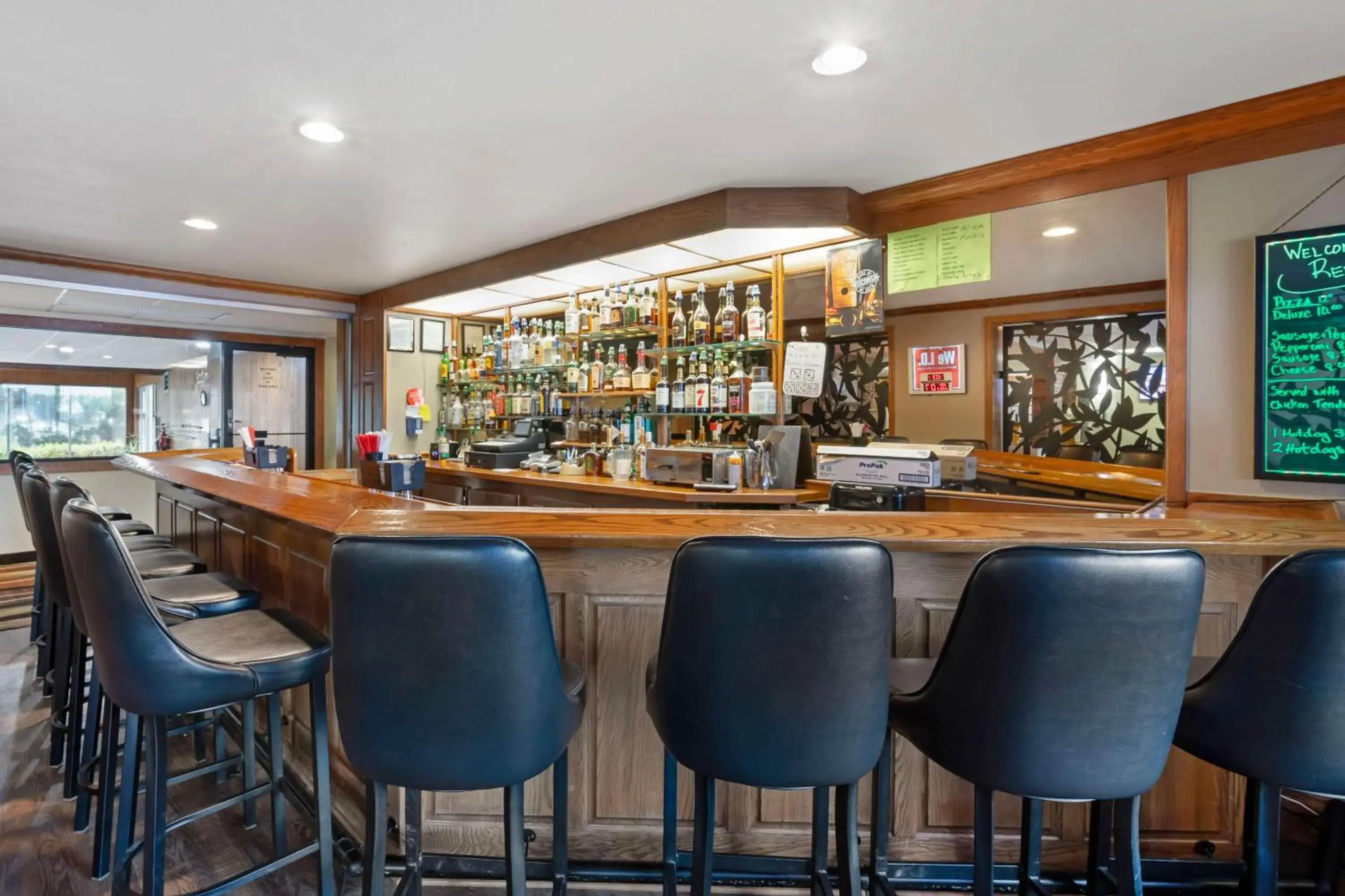 Lounge or bar in Best Western Plus Concord Inn Lounge or bar in Best Western Plus Concord Inn