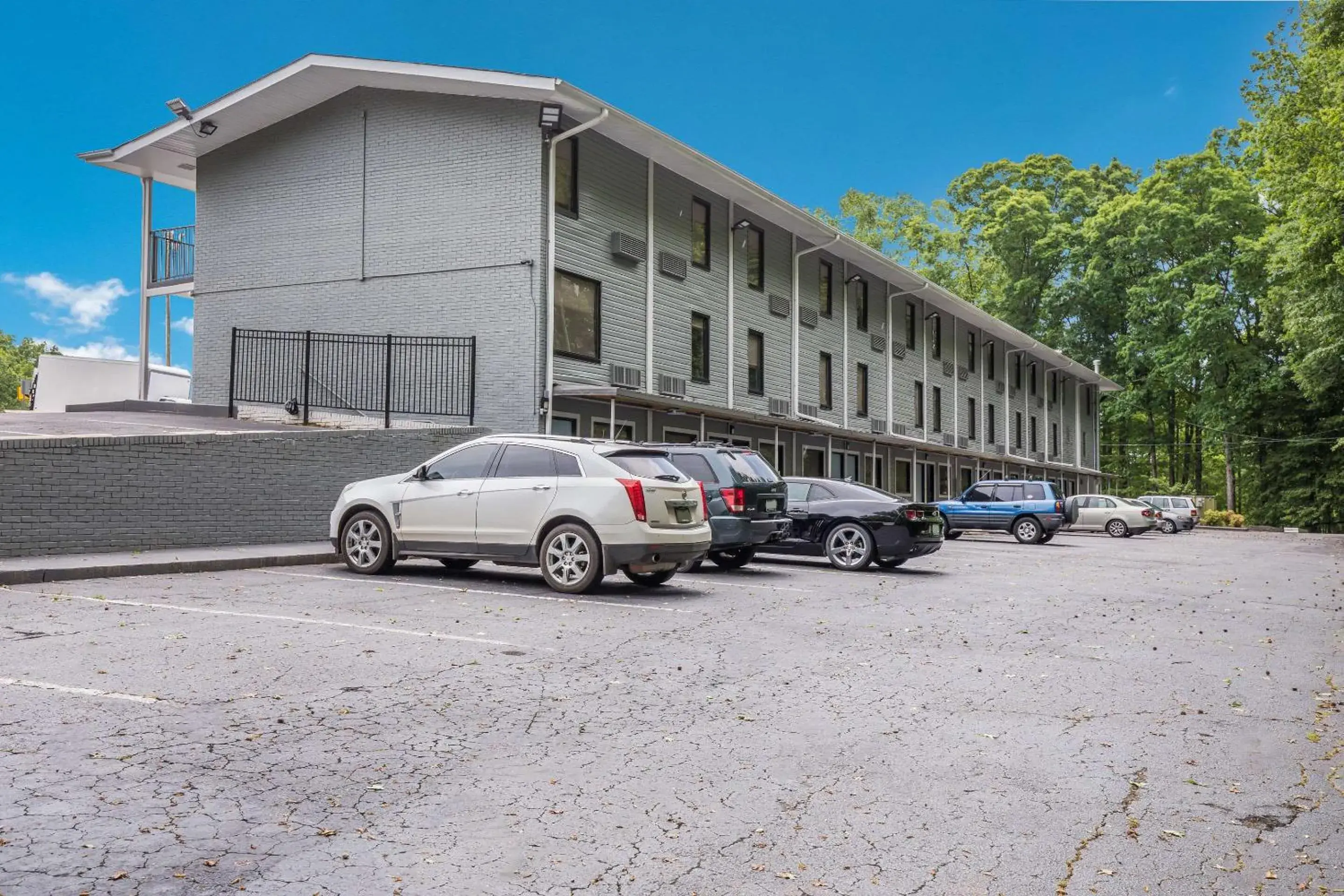 Property building in Rodeway Inn Anderson Property building in Rodeway Inn Anderson
