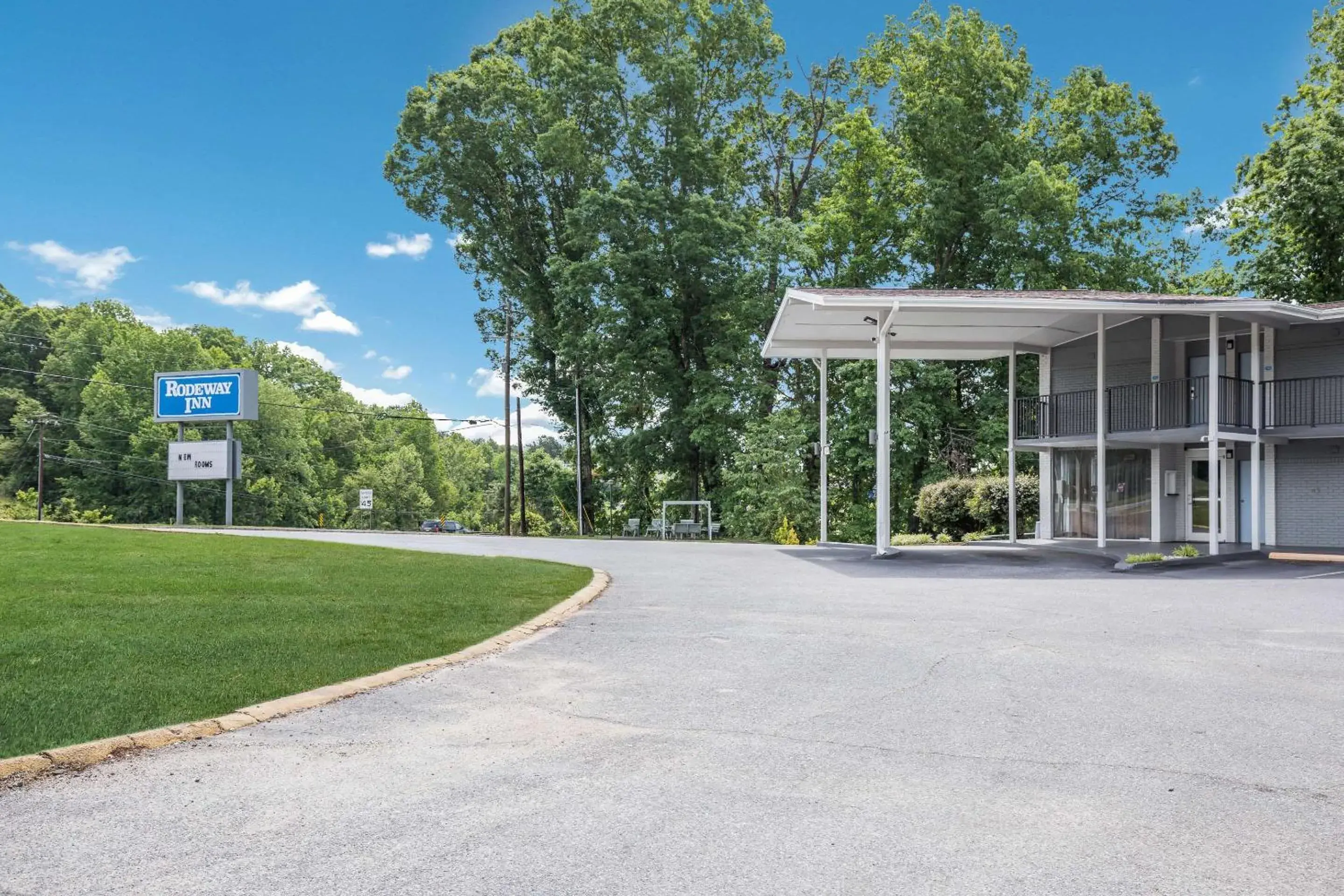 Property building in Rodeway Inn Anderson Property building in Rodeway Inn Anderson