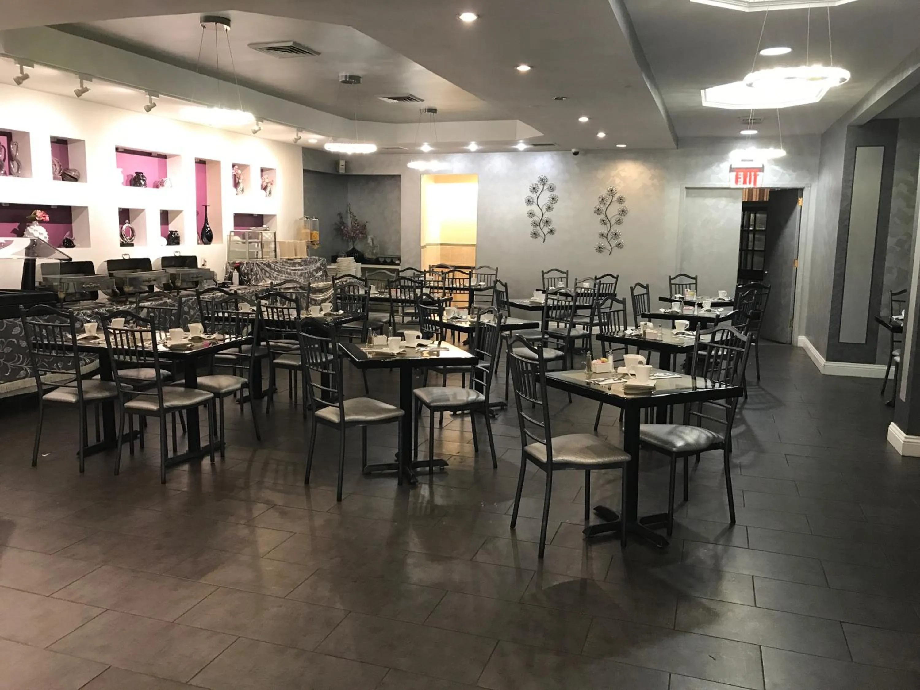 Dining area in The Avenue Plaza