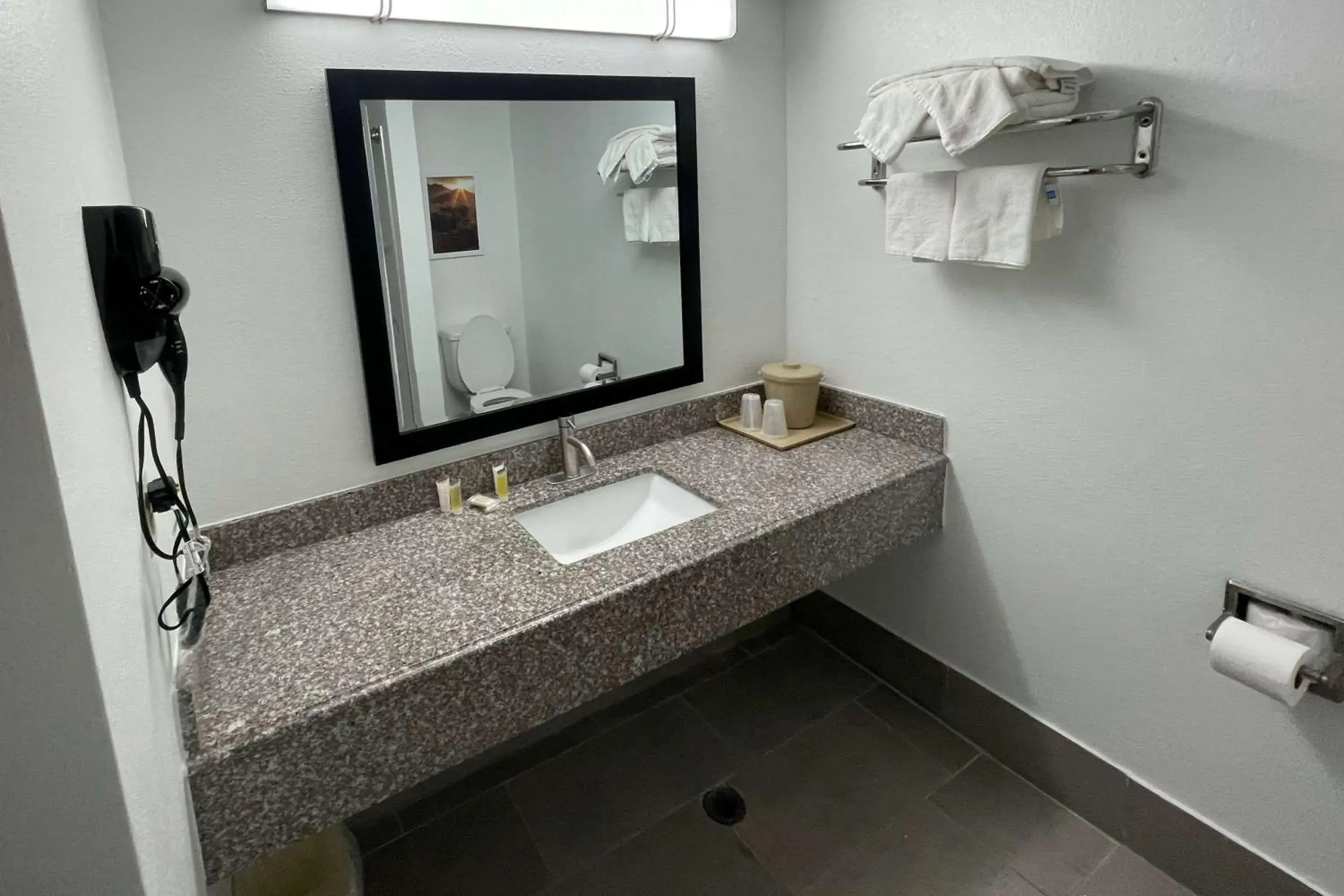 Photo of the whole room in Days Inn by Wyndham Shawnee Photo of the whole room in Days Inn by Wyndham Shawnee