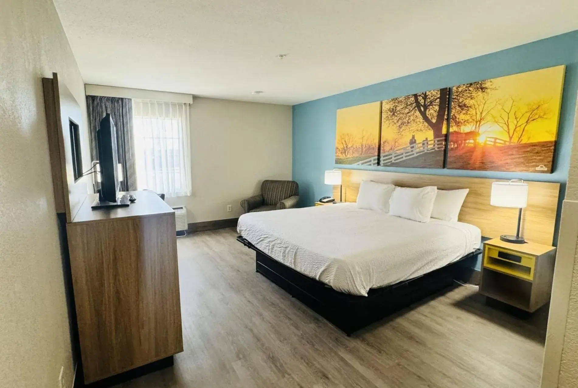 Bed in Days Inn by Wyndham Shawnee Bed in Days Inn by Wyndham Shawnee