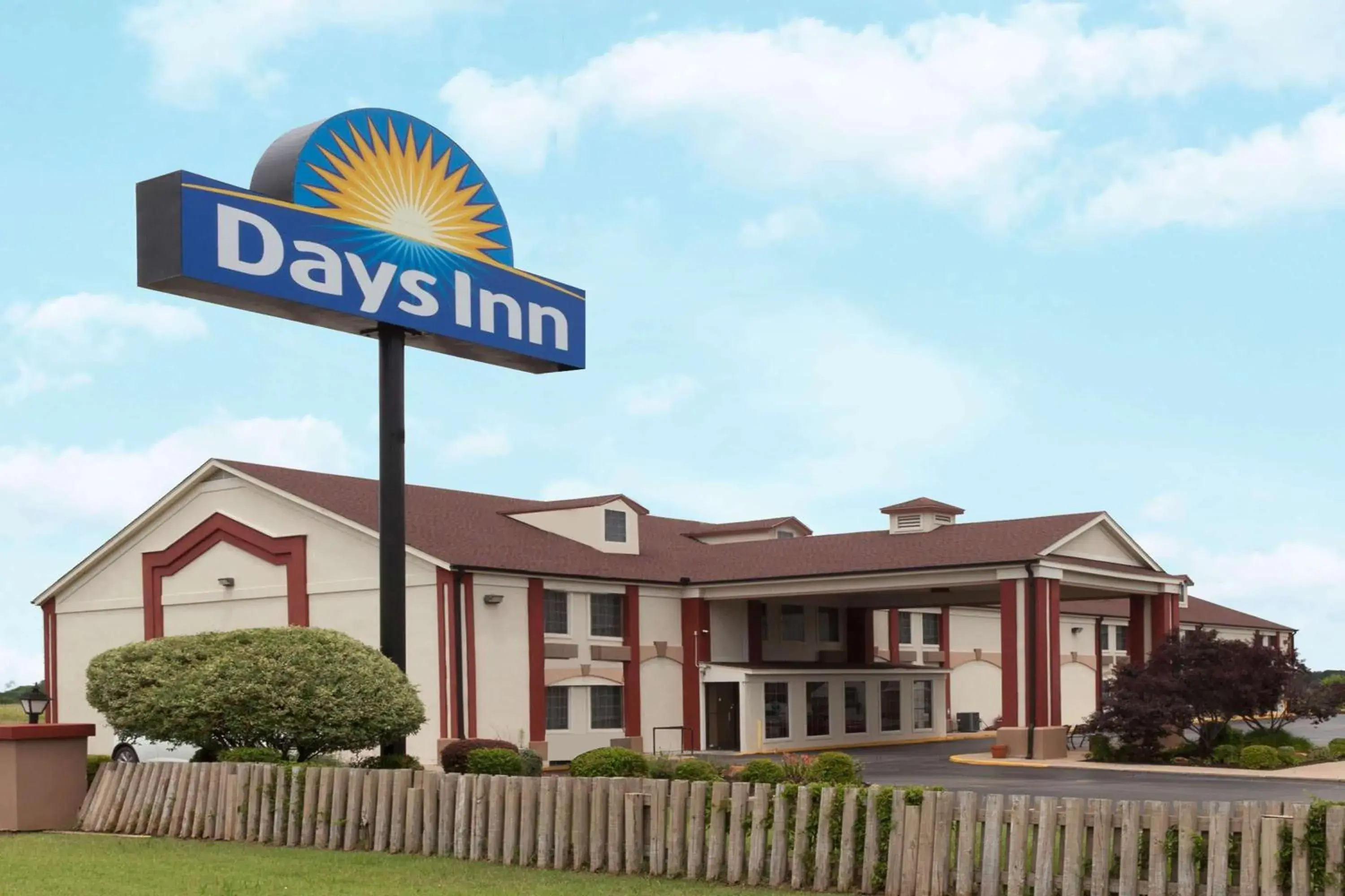 Property building in Days Inn by Wyndham Shawnee Property building in Days Inn by Wyndham Shawnee