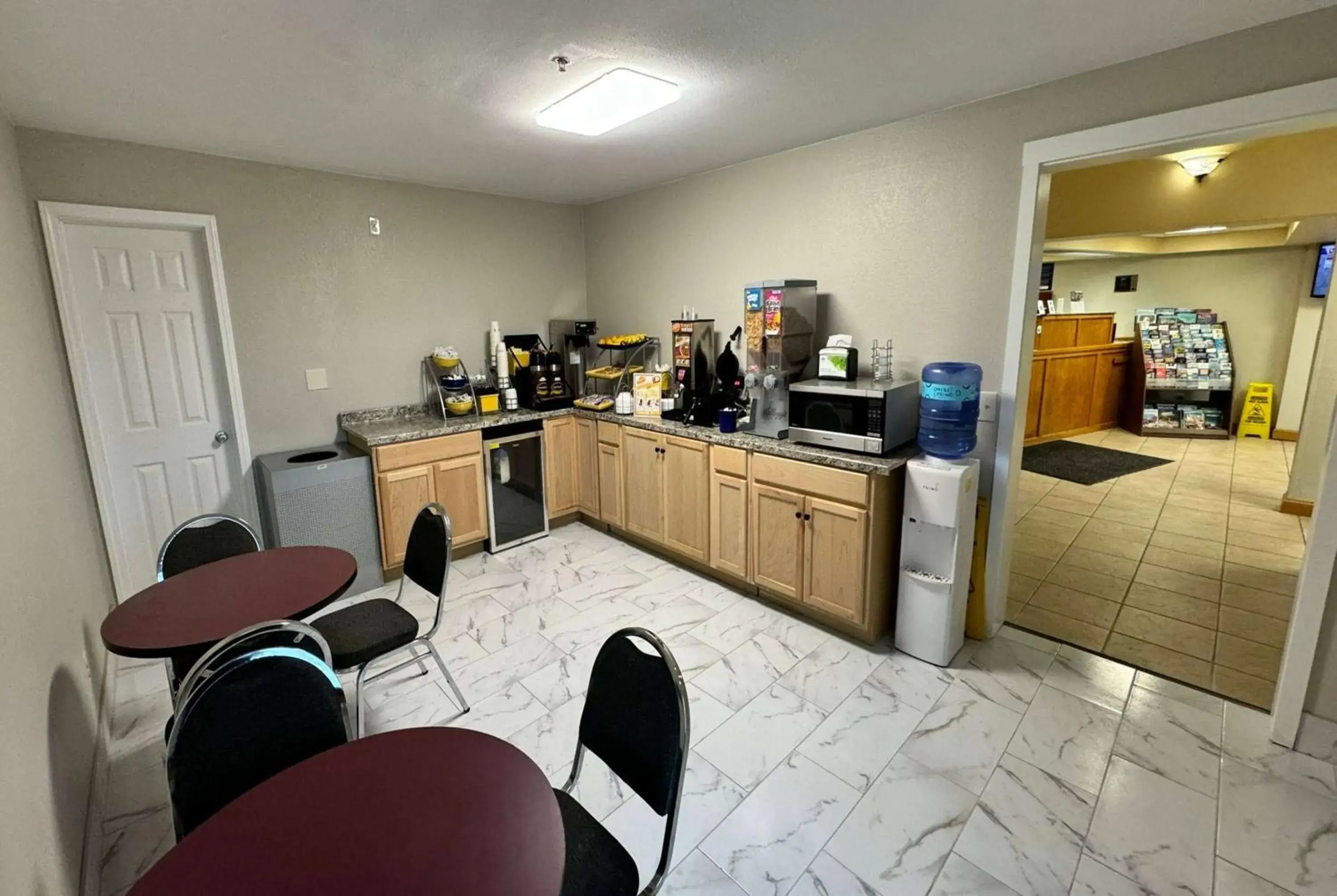 Property building in Days Inn by Wyndham Shawnee Property building in Days Inn by Wyndham Shawnee