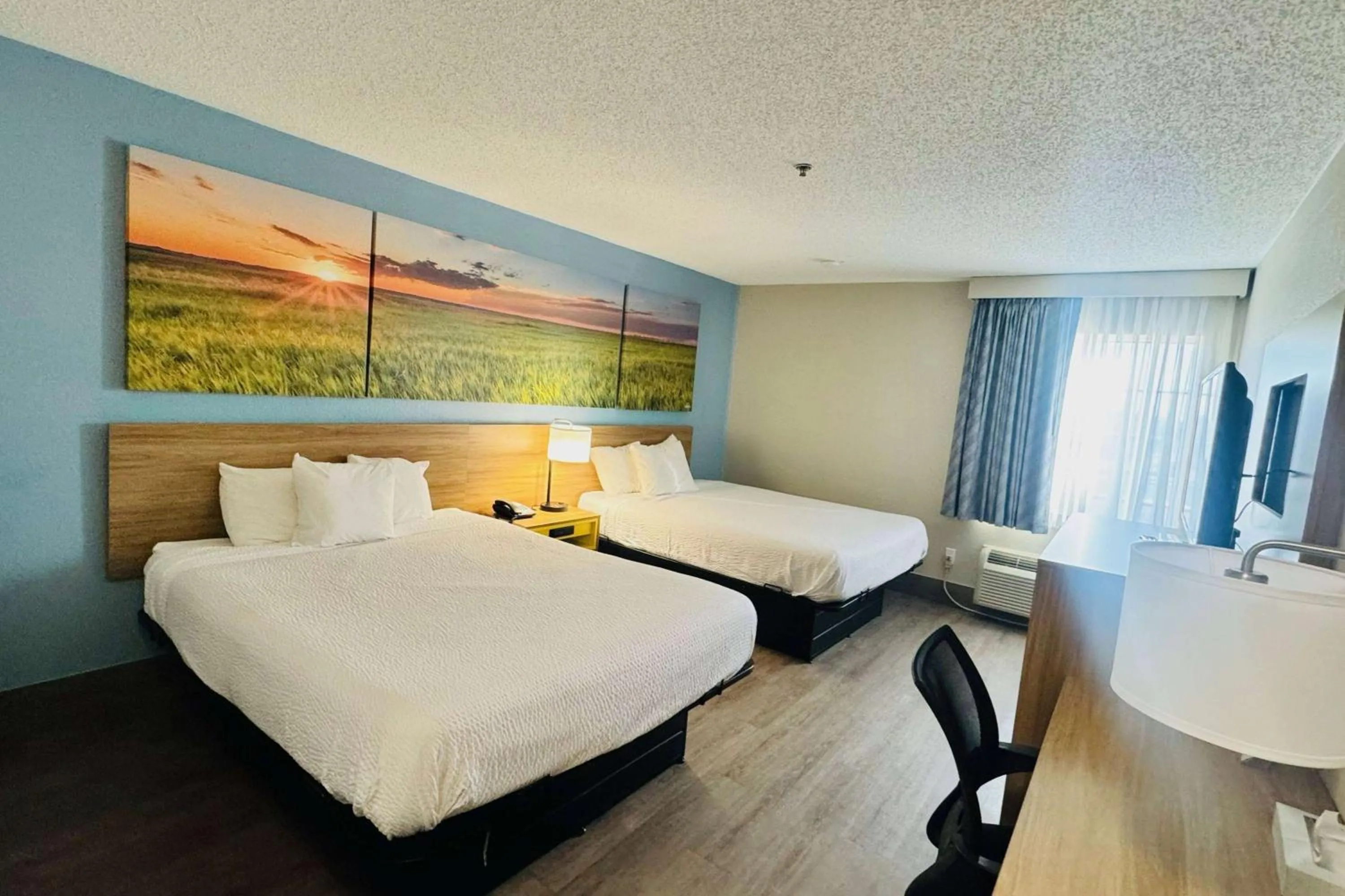 Photo of the whole room, Bed in Days Inn by Wyndham Shawnee
