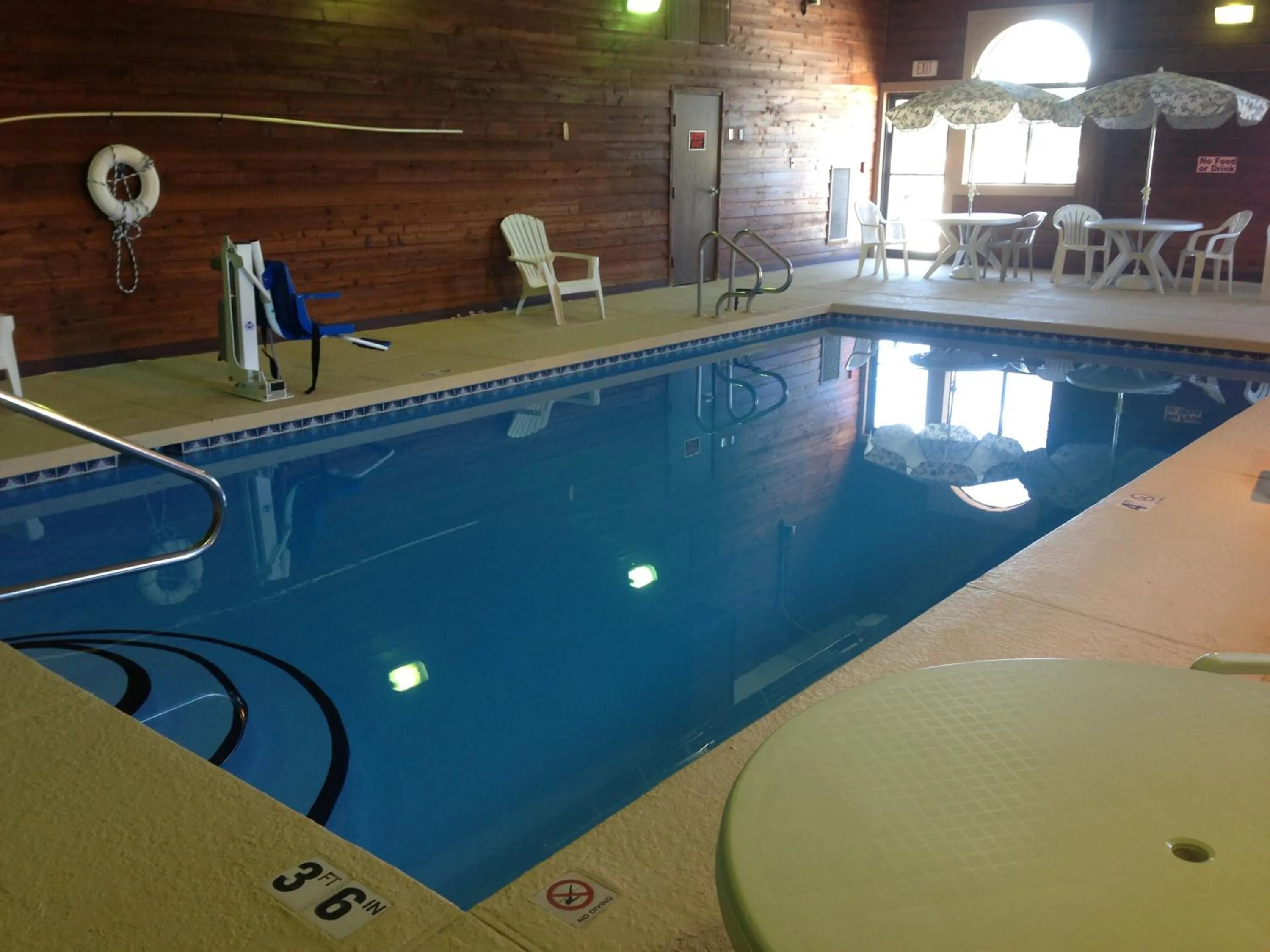 Swimming pool in Kings Inn Cody