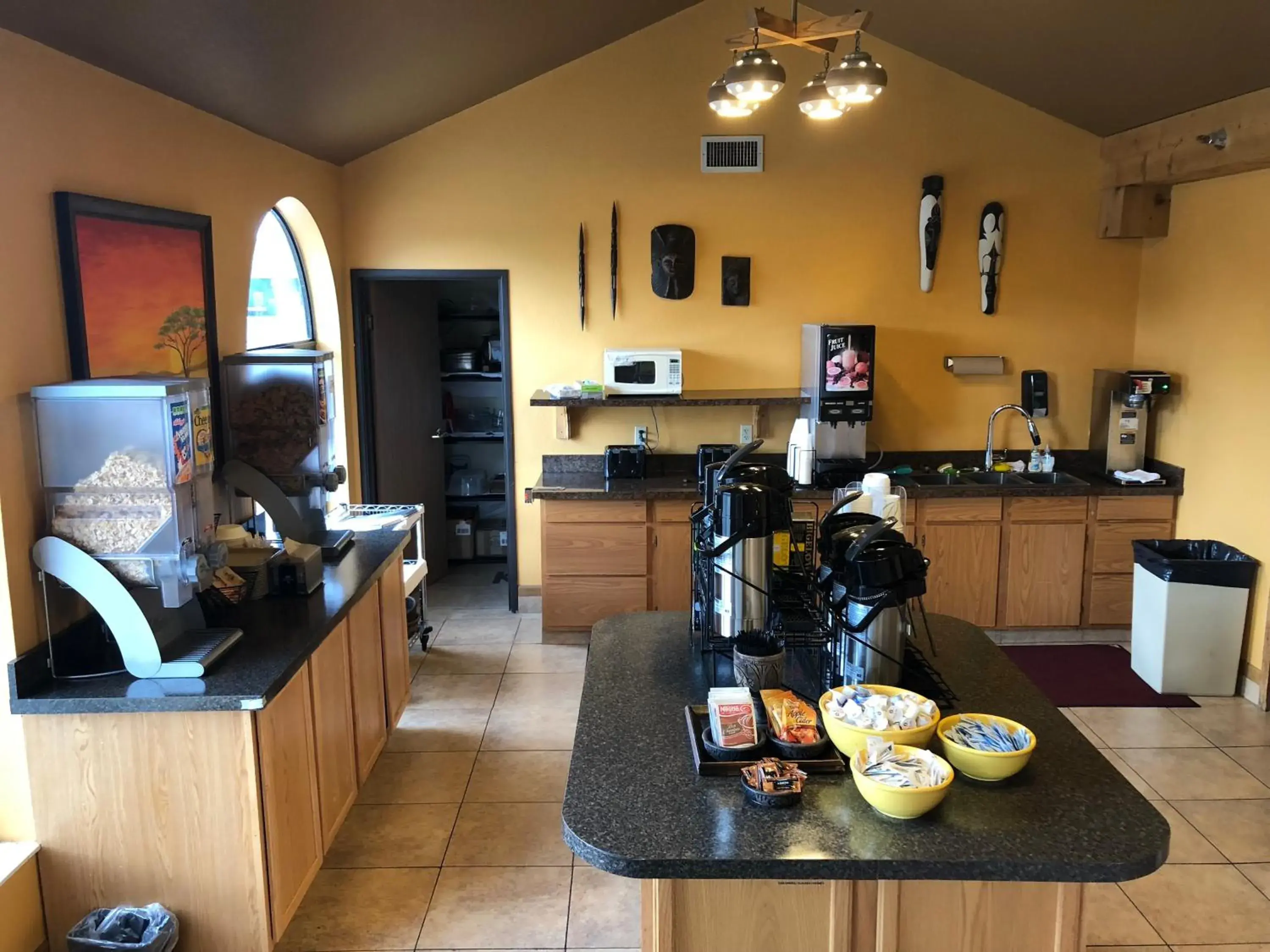 Breakfast in Kings Inn Cody Breakfast in Kings Inn Cody