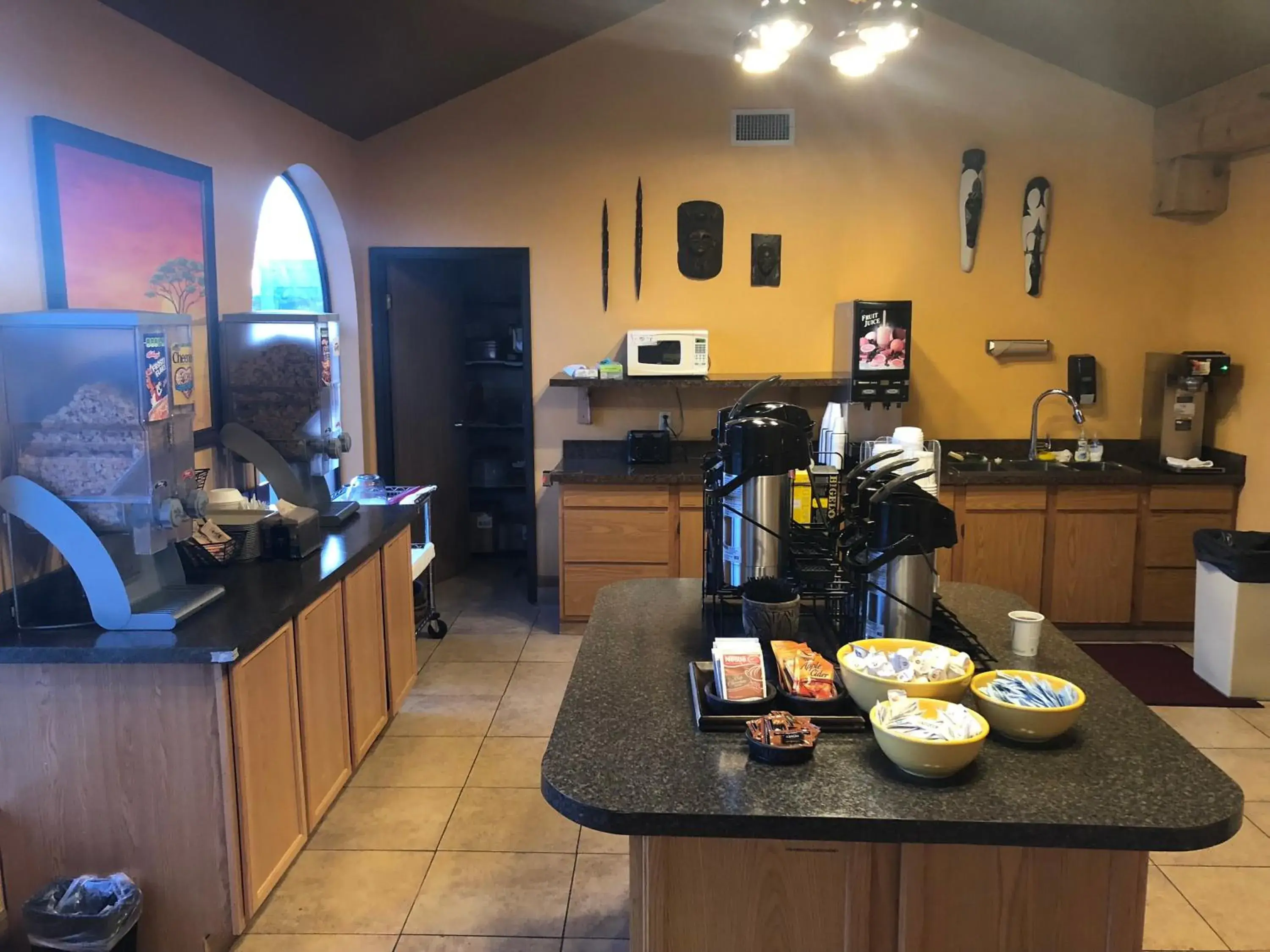 Breakfast in Kings Inn Cody Breakfast in Kings Inn Cody